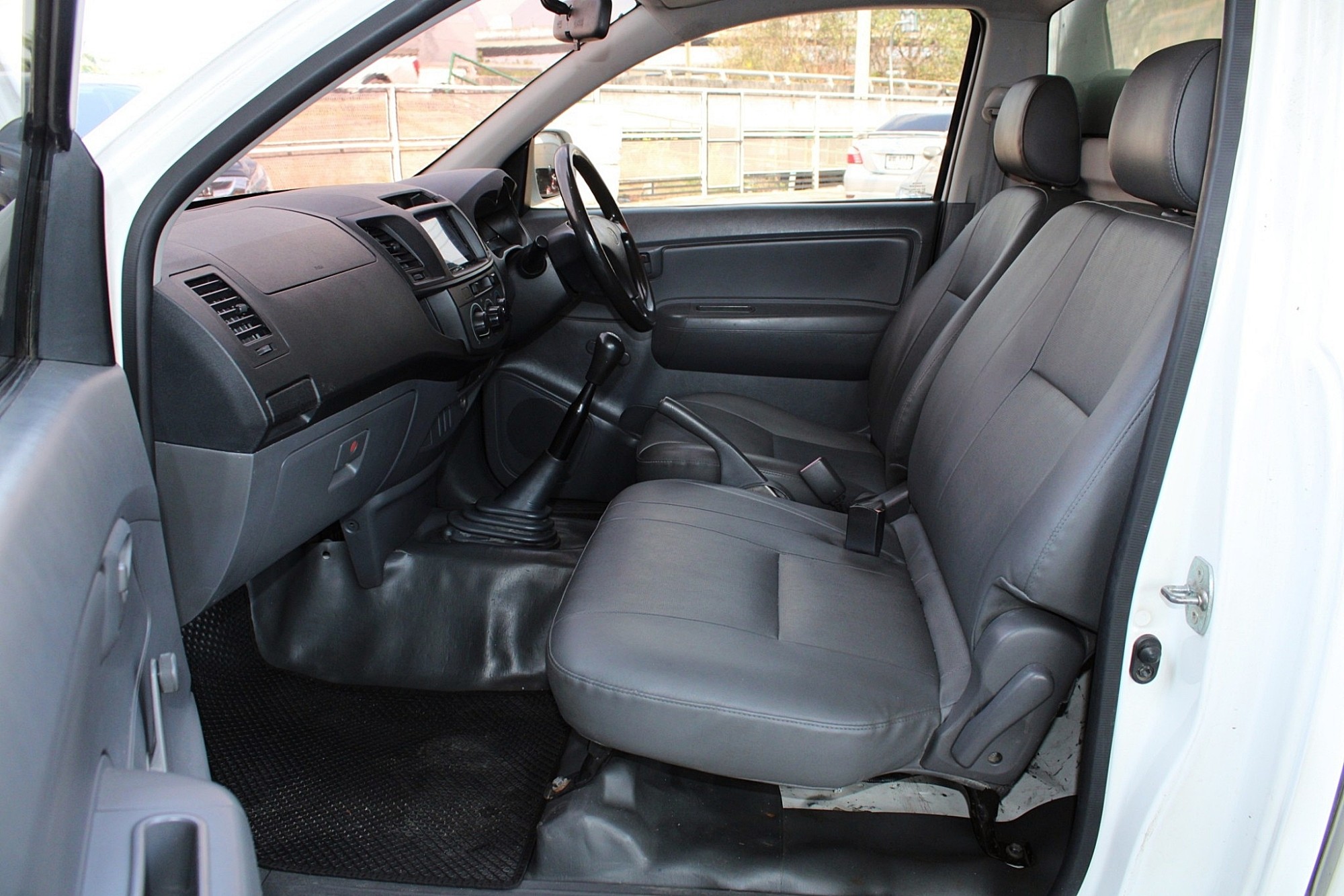 ตอนเดียวแชมป์พร้อมตู้ทึบ ราคาพิเศษ จัดได้ท่วม 2012 Toyota Hilux Vigo CHAMP 2.5 J MT สีขาว (รูปที่ 2)