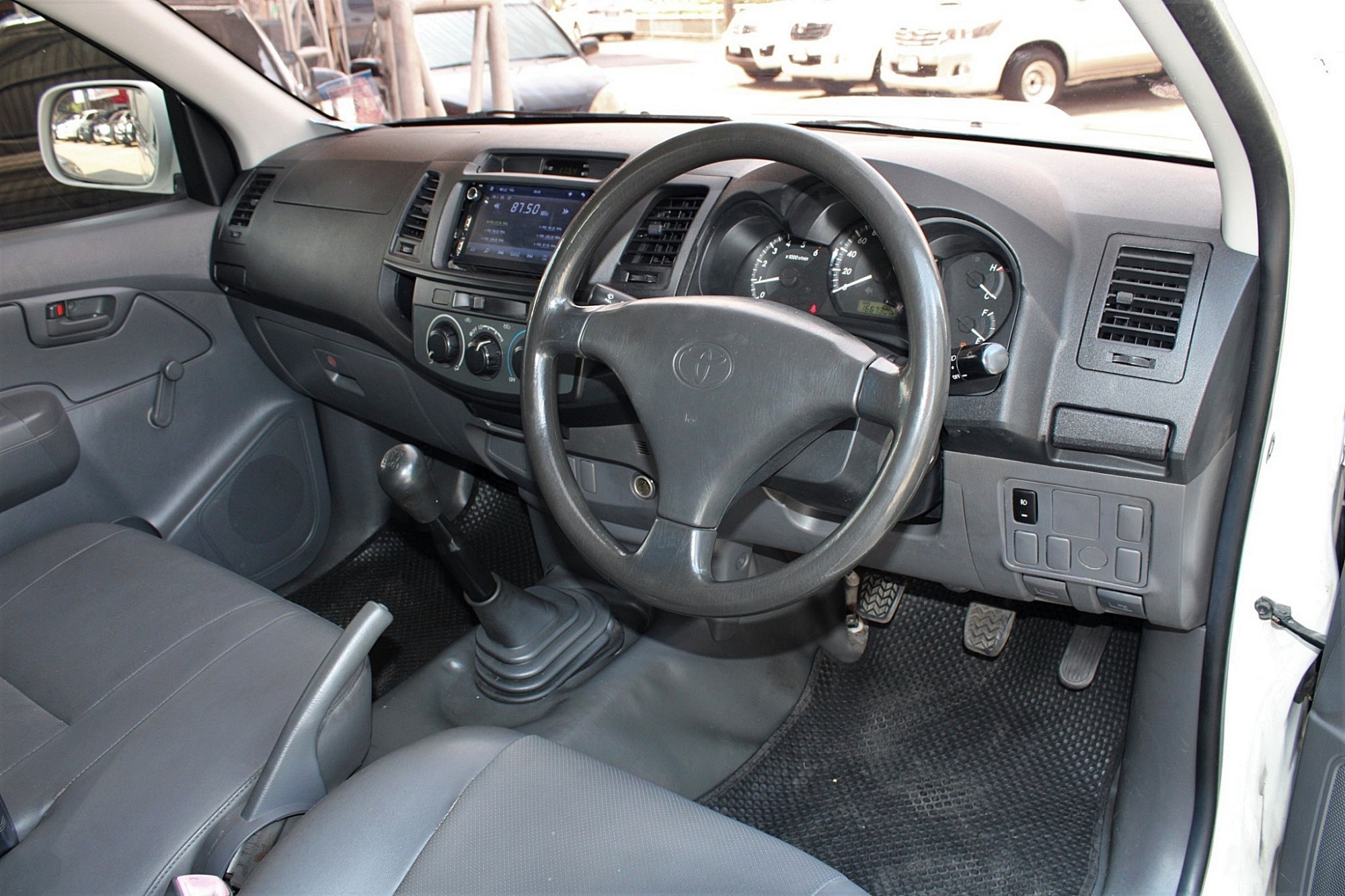 ตอนเดียวแชมป์พร้อมตู้ทึบ ราคาพิเศษ จัดได้ท่วม 2012 Toyota Hilux Vigo CHAMP 2.5 J MT สีขาว (รูปที่ 4)