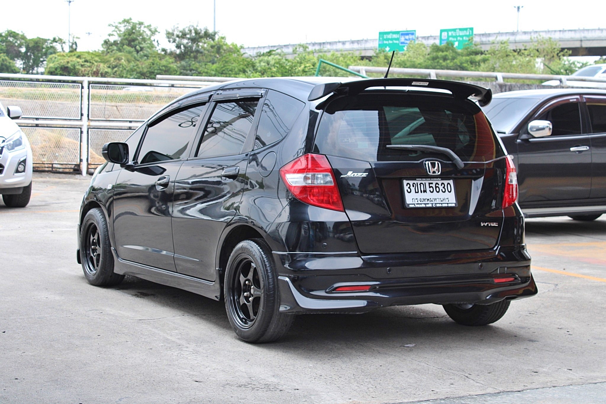 2011 Honda Jazz GE 1.5 V i-VTEC AT สีดำ เกียร์ออโต้ CVT เบาะหนัง ภายในดำ Airbag Abs ดิสเบรค4ล้อ (รูปที่ 2)