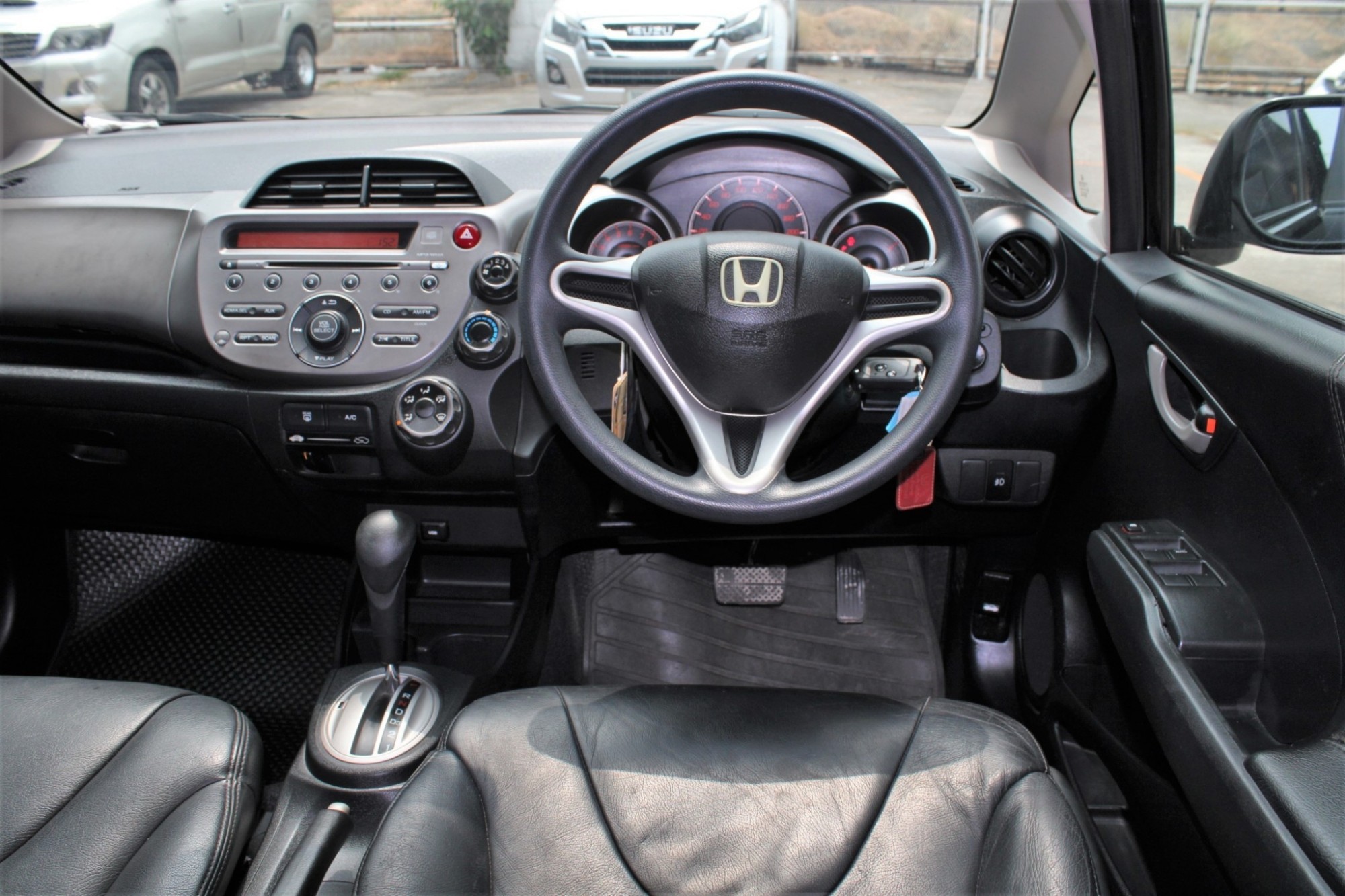 2011 Honda Jazz GE 1.5 V i-VTEC AT สีดำ เกียร์ออโต้ CVT เบาะหนัง ภายในดำ Airbag Abs ดิสเบรค4ล้อ (รูปที่ 9)