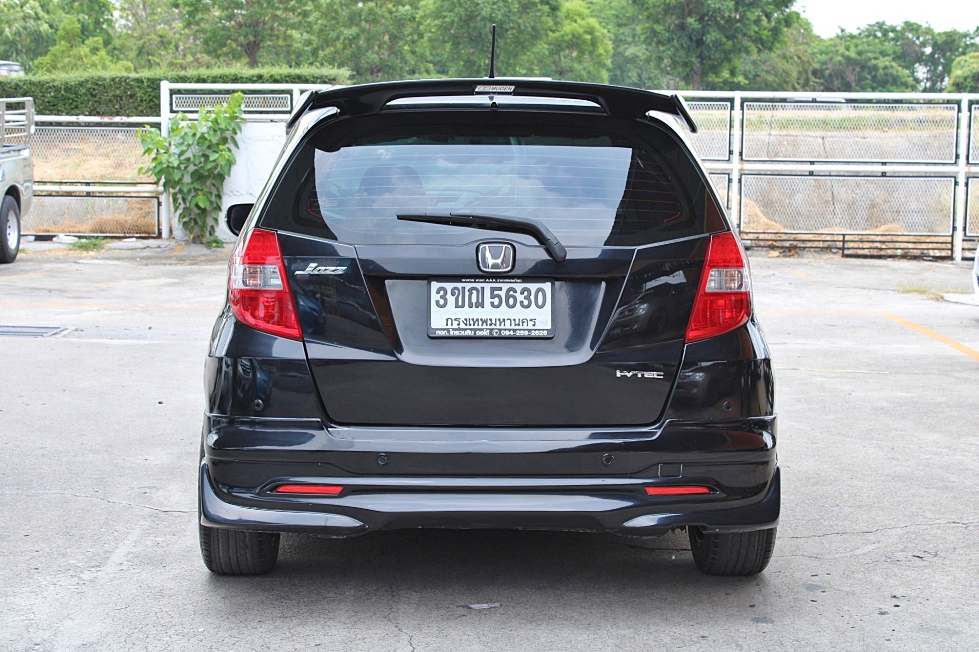 2011 Honda Jazz GE 1.5 V i-VTEC AT สีดำ เกียร์ออโต้ CVT เบาะหนัง ภายในดำ Airbag Abs ดิสเบรค4ล้อ (รูปที่ 12)
