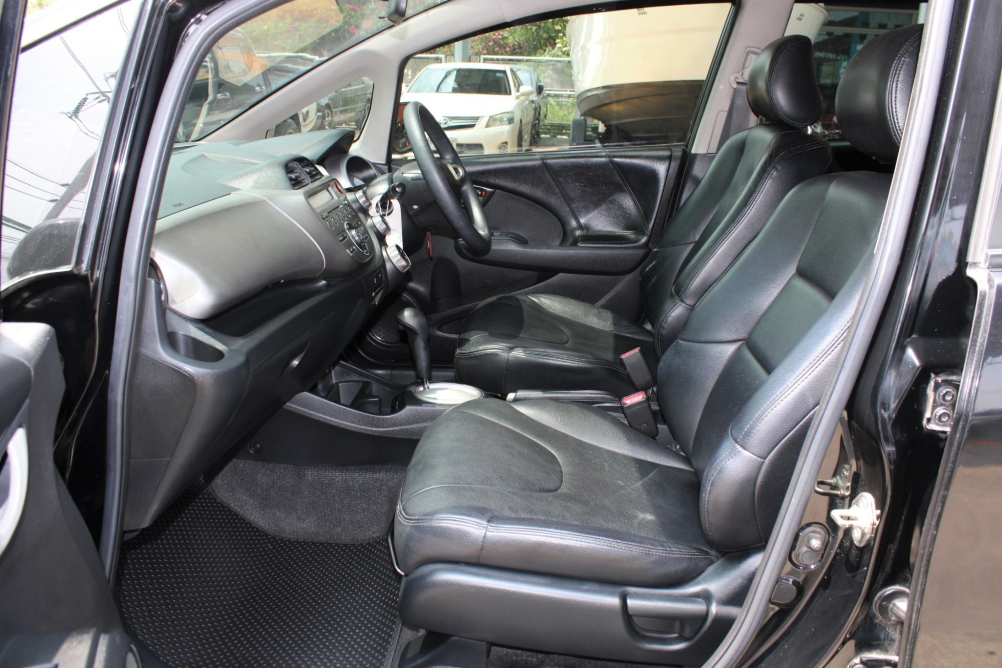 2011 Honda Jazz GE 1.5 V i-VTEC AT สีดำ เกียร์ออโต้ CVT เบาะหนัง ภายในดำ Airbag Abs ดิสเบรค4ล้อ (รูปที่ 6)