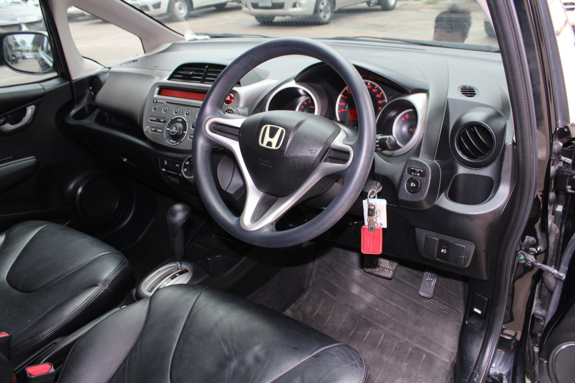 2011 Honda Jazz GE 1.5 V i-VTEC AT สีดำ เกียร์ออโต้ CVT เบาะหนัง ภายในดำ Airbag Abs ดิสเบรค4ล้อ (รูปที่ 11)