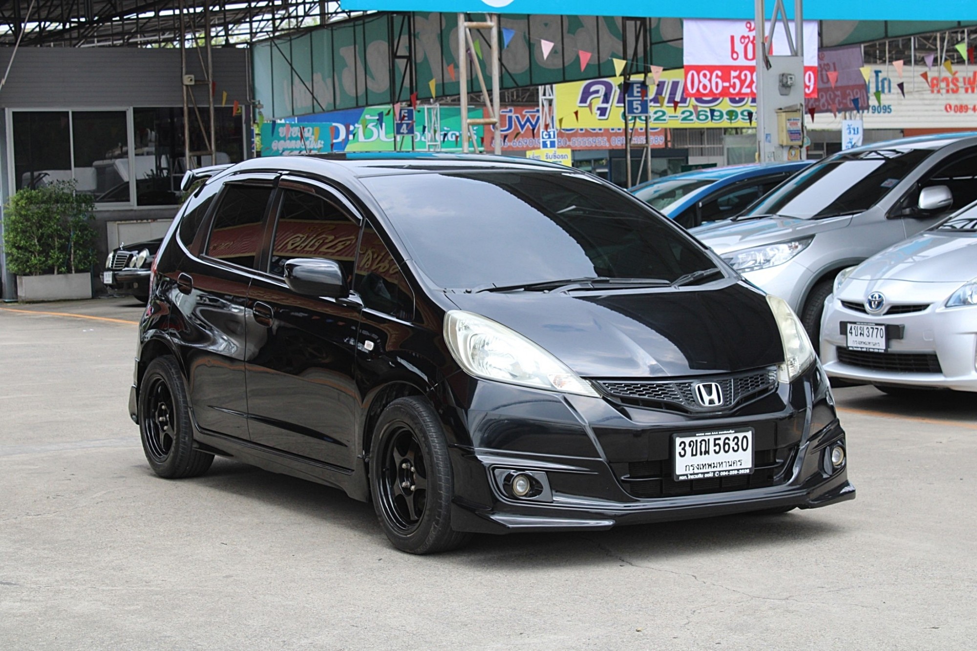2011 Honda Jazz GE 1.5 V i-VTEC AT สีดำ เกียร์ออโต้ CVT เบาะหนัง ภายในดำ Airbag Abs ดิสเบรค4ล้อ (รูปที่ 3)