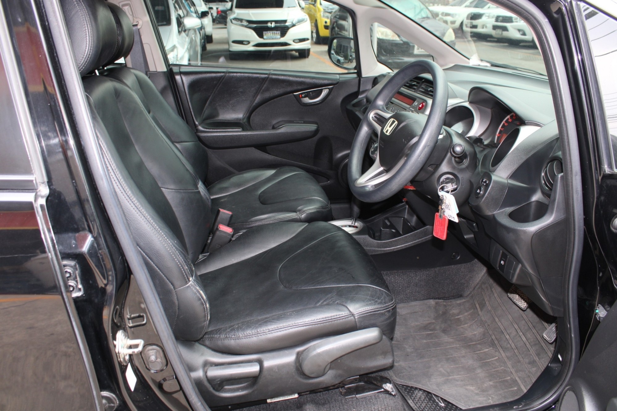 2011 Honda Jazz GE 1.5 V i-VTEC AT สีดำ เกียร์ออโต้ CVT เบาะหนัง ภายในดำ Airbag Abs ดิสเบรค4ล้อ (รูปที่ 10)