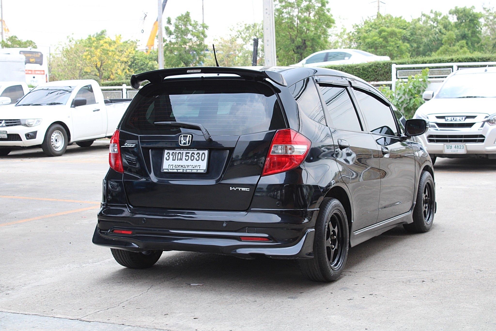 2011 Honda Jazz GE 1.5 V i-VTEC AT สีดำ เกียร์ออโต้ CVT เบาะหนัง ภายในดำ Airbag Abs ดิสเบรค4ล้อ (รูปที่ 4)