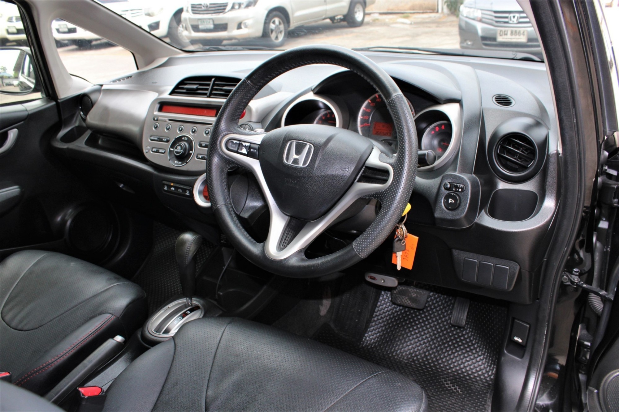 2012 Honda Jazz GE 1.5 JP Hatchback AT สีดำเกียร์ออโต้ ตัว JAPAN สวยมากไม่มีชน (รูปที่ 6)