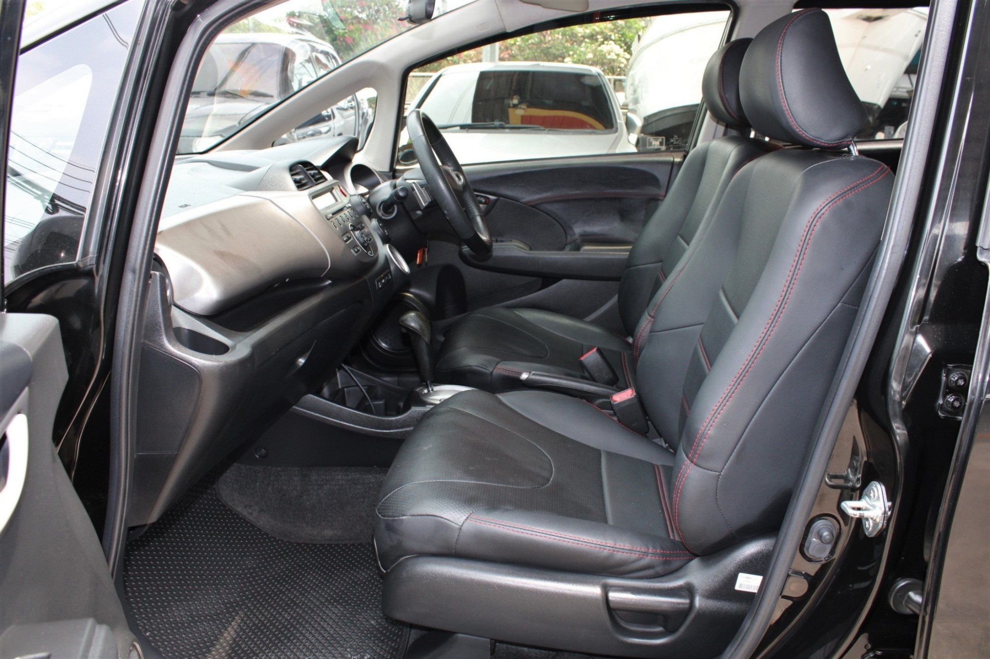 2012 Honda Jazz GE 1.5 JP Hatchback AT สีดำเกียร์ออโต้ ตัว JAPAN สวยมากไม่มีชน (รูปที่ 11)