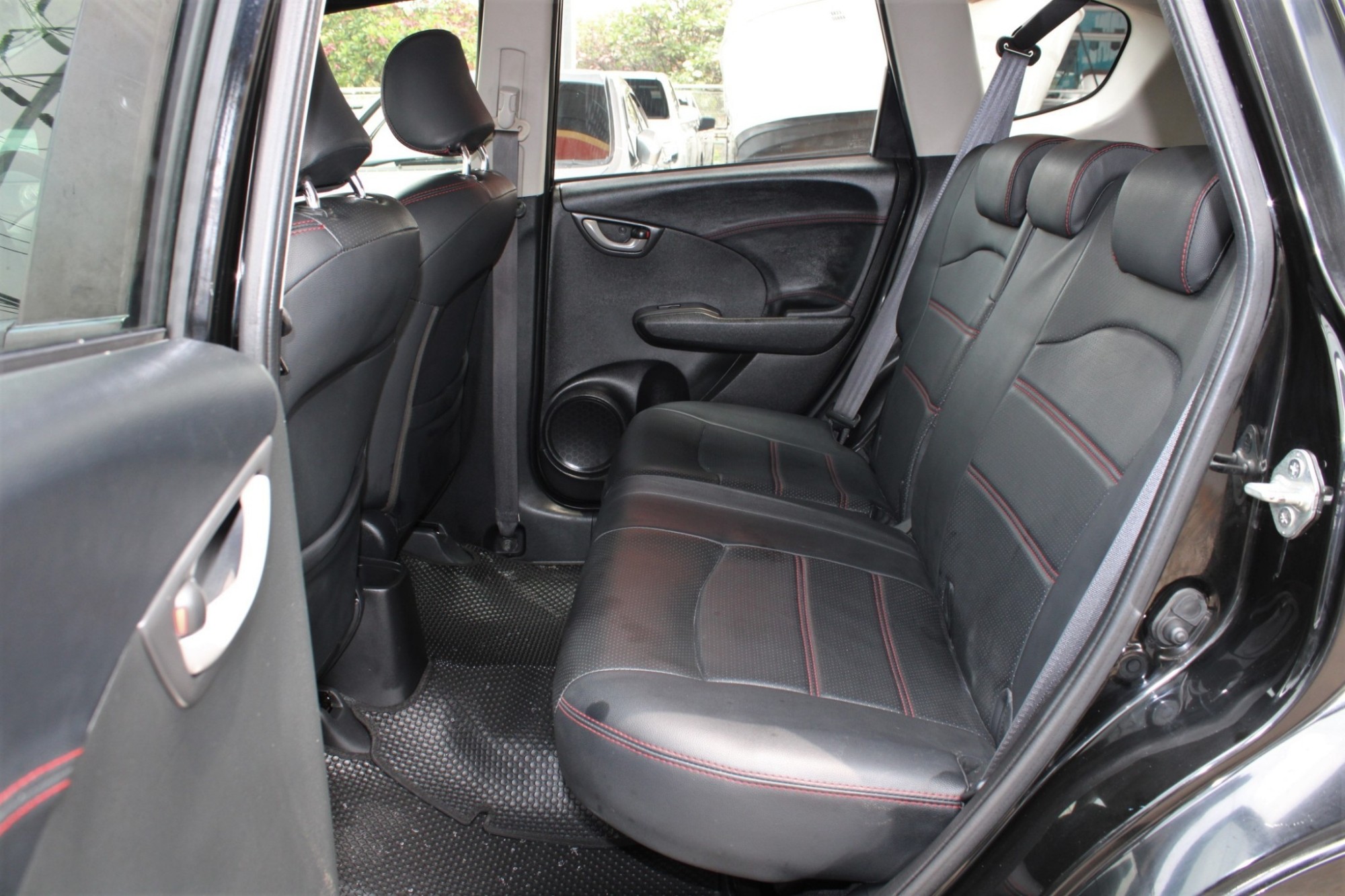2012 Honda Jazz GE 1.5 JP Hatchback AT สีดำเกียร์ออโต้ ตัว JAPAN สวยมากไม่มีชน (รูปที่ 4)