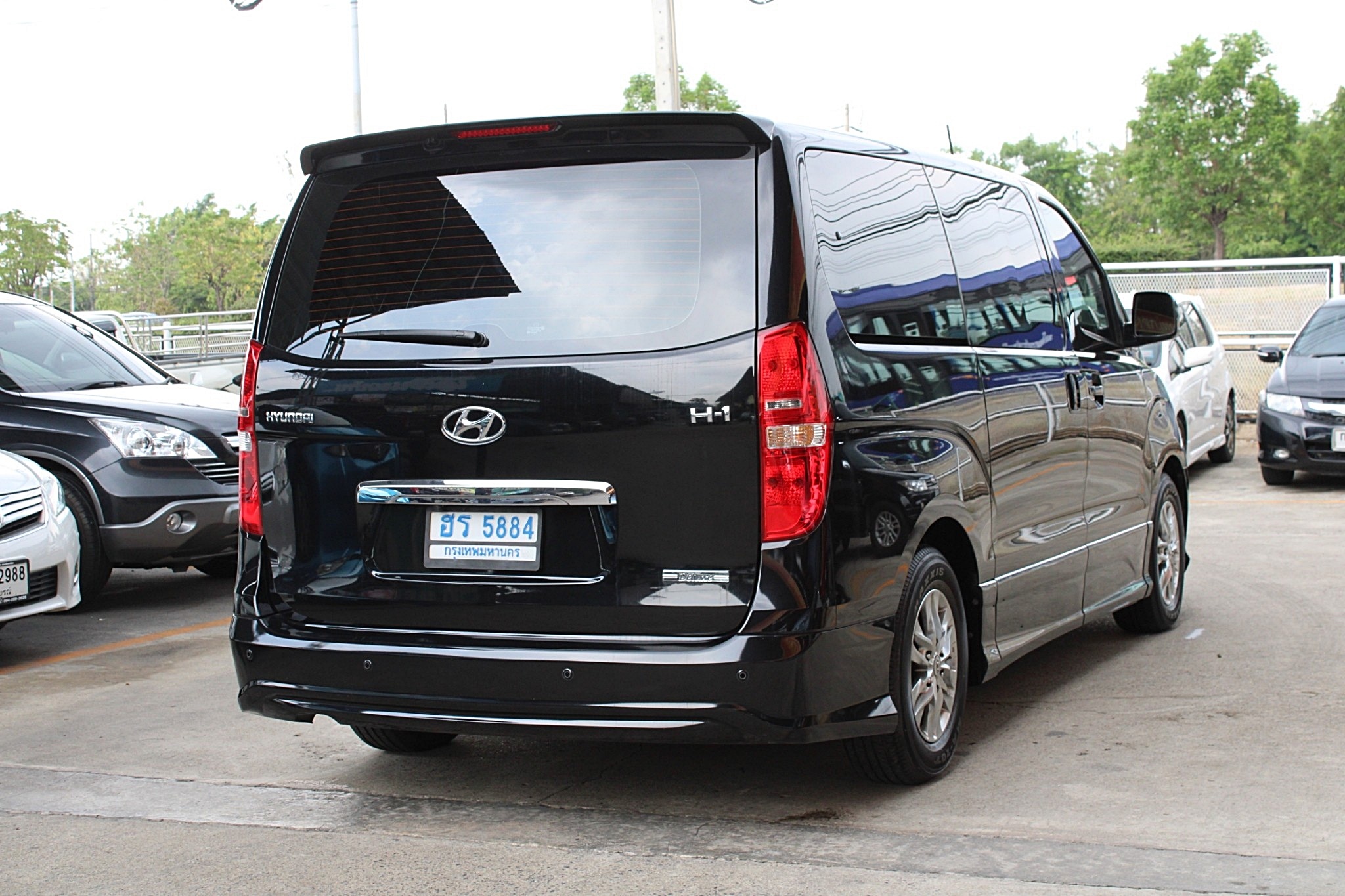 2014 Hyundai H-1 Minor Change 2.5 Deluxe AT สีดำ เกียร์ออโต้ทิปโทนิก รุ่นTop เครื่องรหัส A 2 ดีเซลสุดประหยัด สำหรับครอบครัวใหญ่12ที่นั่ง