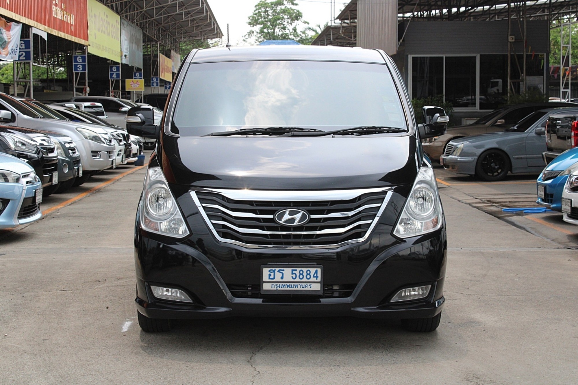 2014 Hyundai H-1 Minor Change 2.5 Deluxe AT สีดำ เกียร์ออโต้ทิปโทนิก รุ่นTop เครื่องรหัส A 2 ดีเซลสุดประหยัด สำหรับครอบครัวใหญ่12ที่นั่ง