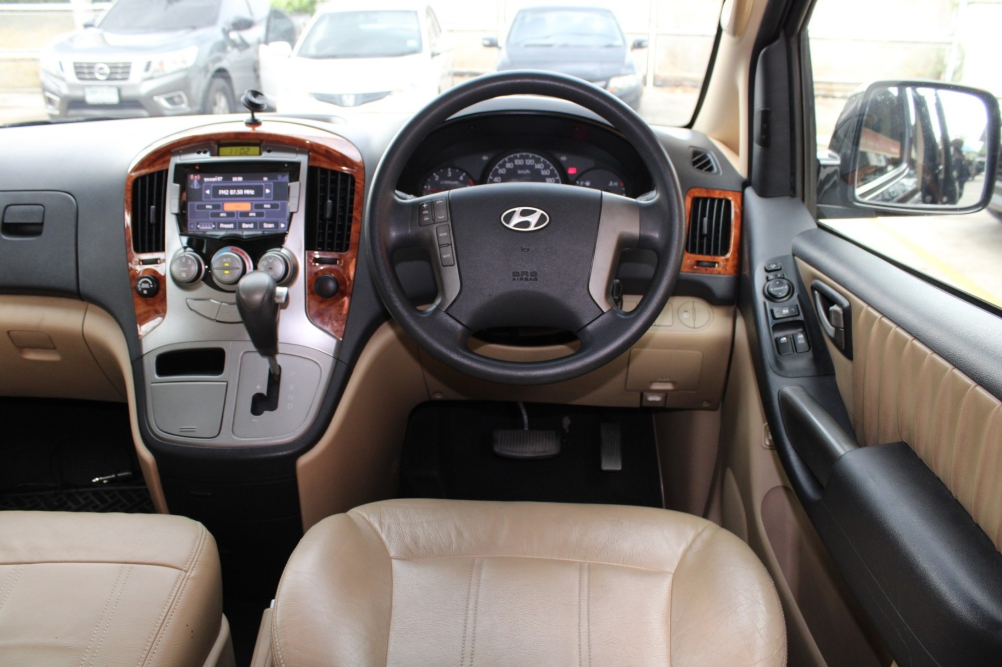 2014 Hyundai H-1 Minor Change 2.5 Deluxe AT สีดำ เกียร์ออโต้ทิปโทนิก รุ่นTop เครื่องรหัส A 2 ดีเซลสุดประหยัด สำหรับครอบครัวใหญ่12ที่นั่ง