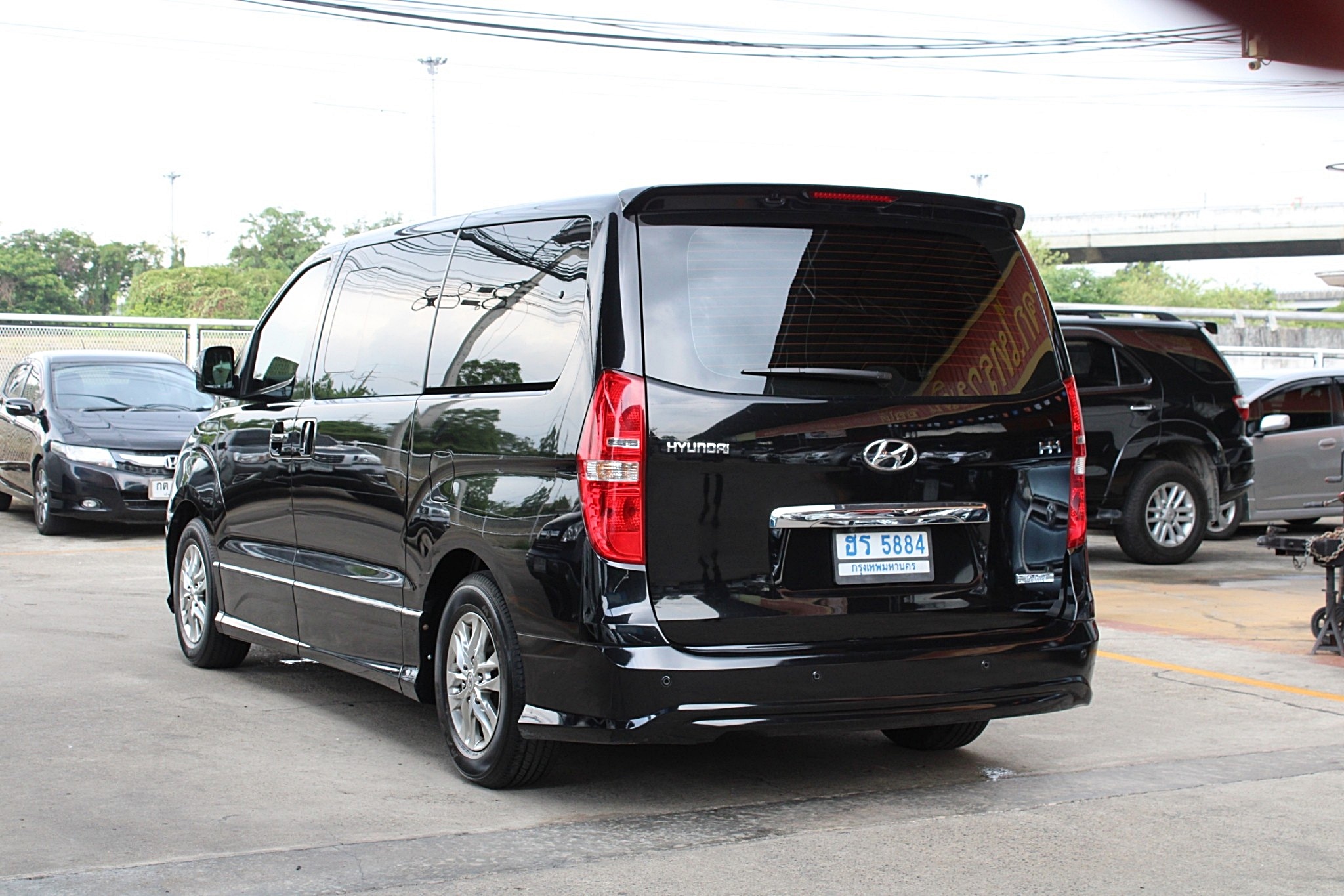 2014 Hyundai H-1 Minor Change 2.5 Deluxe AT สีดำ เกียร์ออโต้ทิปโทนิก รุ่นTop เครื่องรหัส A 2 ดีเซลสุดประหยัด สำหรับครอบครัวใหญ่12ที่นั่ง