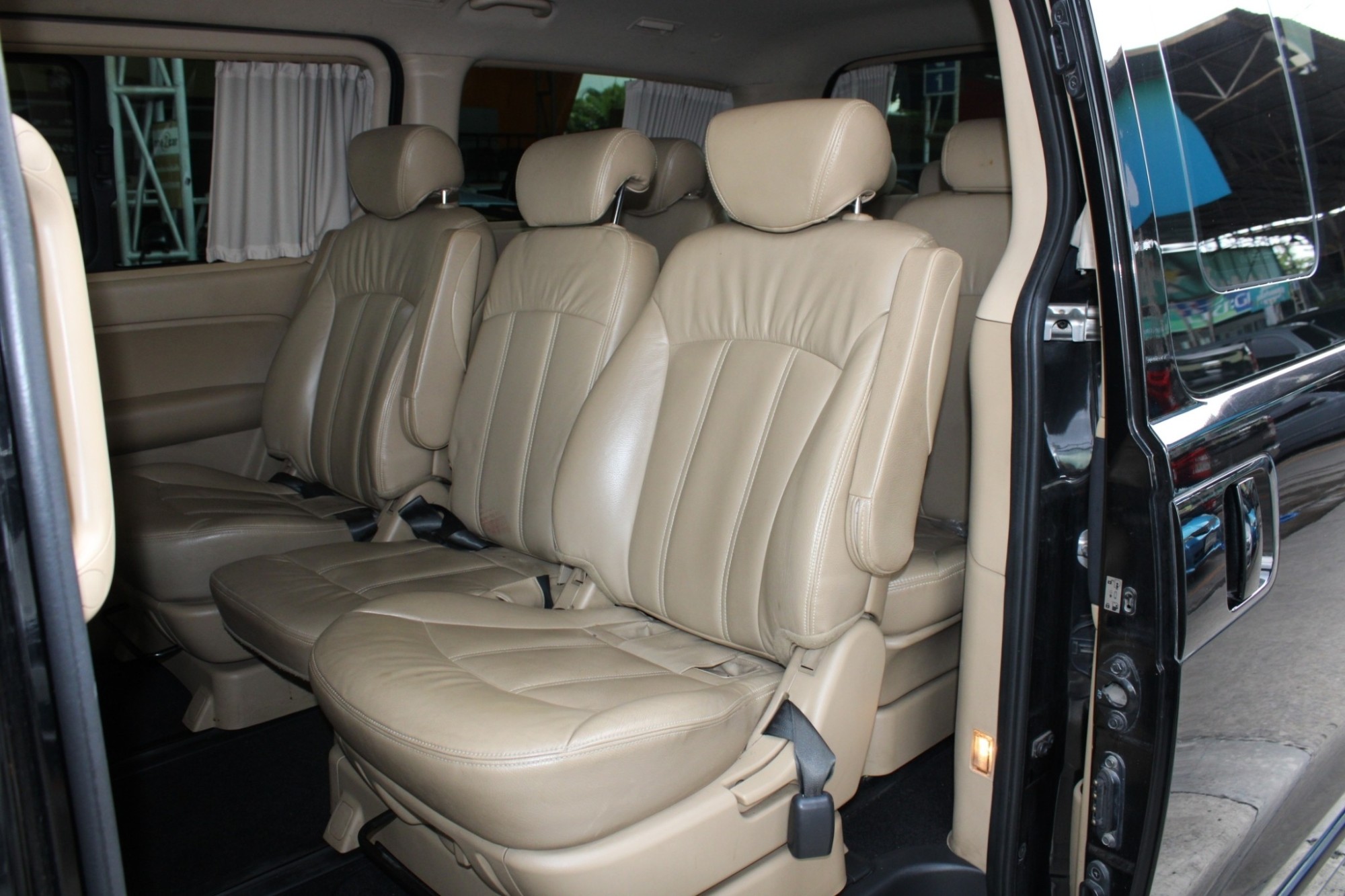 2014 Hyundai H-1 Minor Change 2.5 Deluxe AT สีดำ เกียร์ออโต้ทิปโทนิก รุ่นTop เครื่องรหัส A 2 ดีเซลสุดประหยัด สำหรับครอบครัวใหญ่12ที่นั่ง