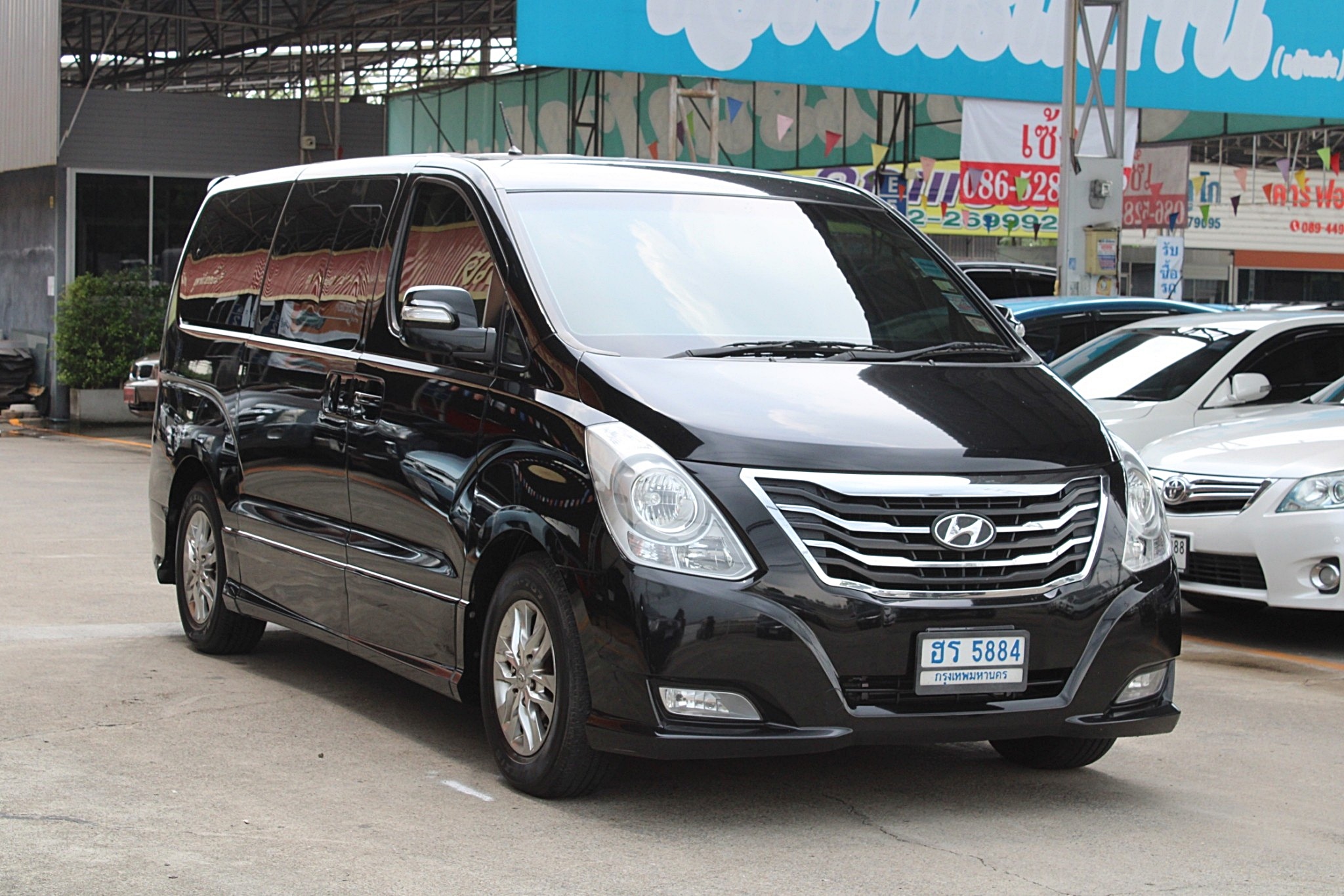 2014 Hyundai H-1 Minor Change 2.5 Deluxe AT สีดำ เกียร์ออโต้ทิปโทนิก รุ่นTop เครื่องรหัส A 2 ดีเซลสุดประหยัด สำหรับครอบครัวใหญ่12ที่นั่ง