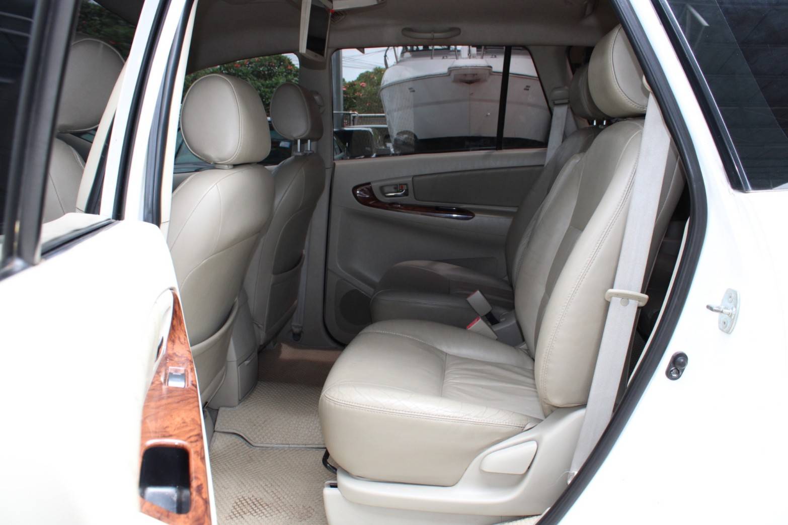 2012 Toyota Innova 2.0 V AT สีขาว เกียร์ออโต้ รถ7ที่นั่ง รุ่นท๊อป จัดได้ท่วม ไม่ติดแก๊ส