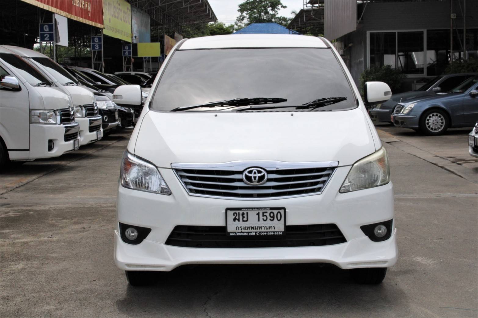 2012 Toyota Innova 2.0 V AT สีขาว เกียร์ออโต้ รถ7ที่นั่ง รุ่นท๊อป จัดได้ท่วม ไม่ติดแก๊ส