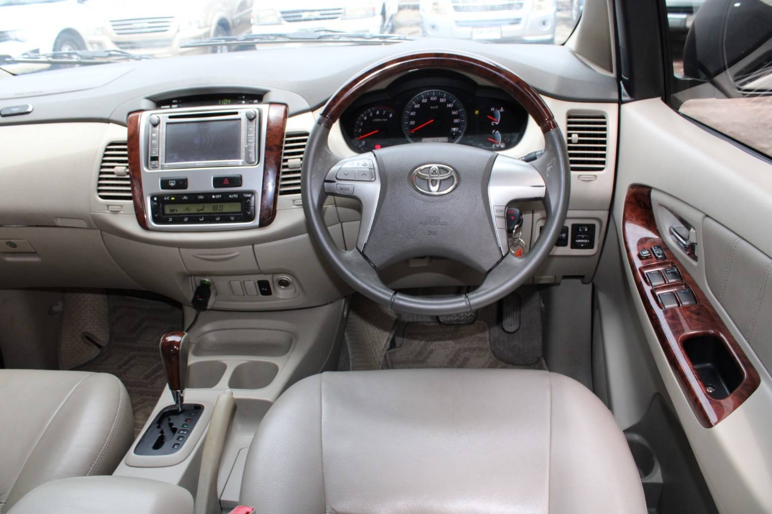 2012 Toyota Innova 2.0 V AT สีขาว เกียร์ออโต้ รถ7ที่นั่ง รุ่นท๊อป จัดได้ท่วม ไม่ติดแก๊ส