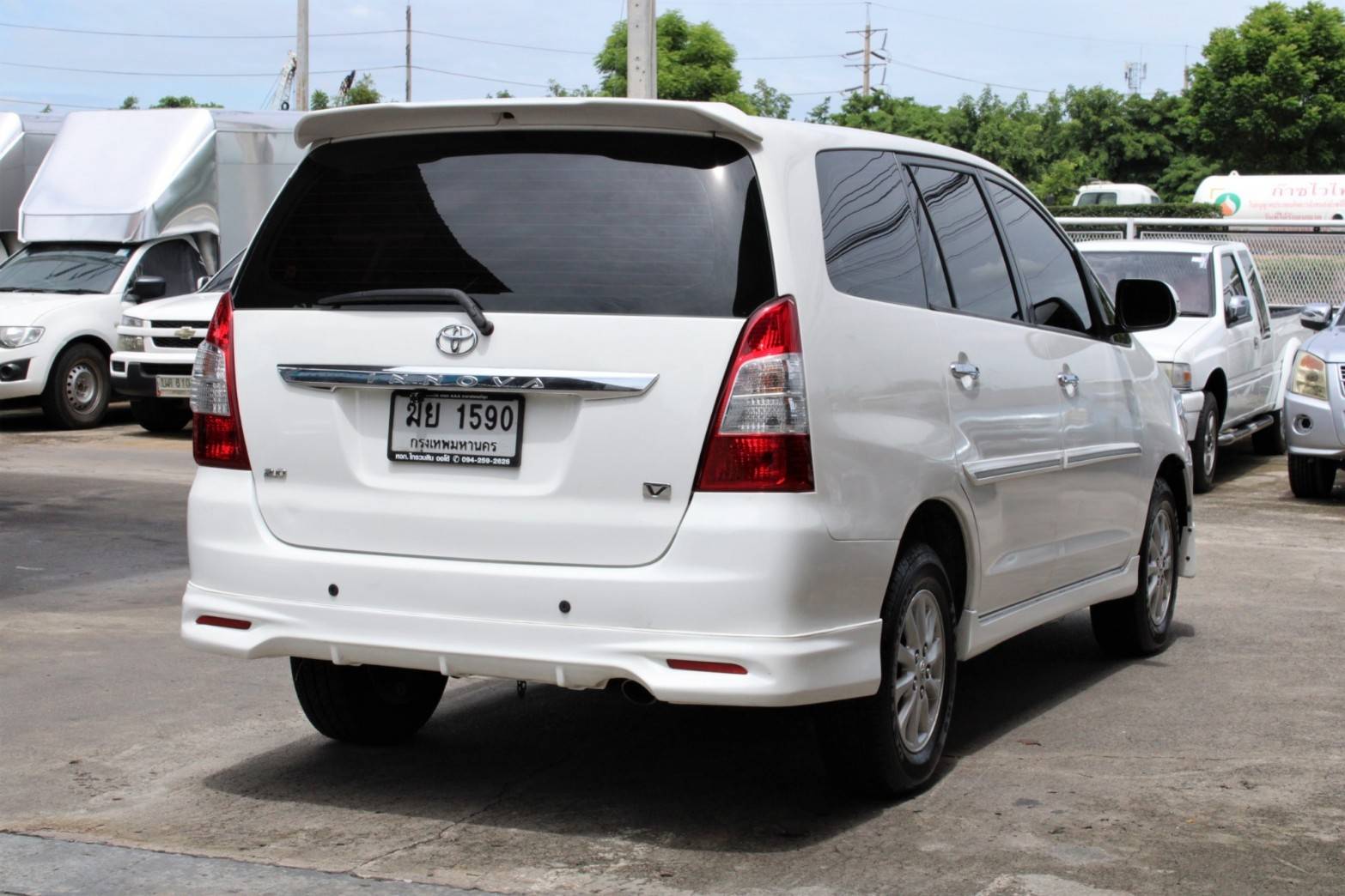 2012 Toyota Innova 2.0 V AT สีขาว เกียร์ออโต้ รถ7ที่นั่ง รุ่นท๊อป จัดได้ท่วม ไม่ติดแก๊ส