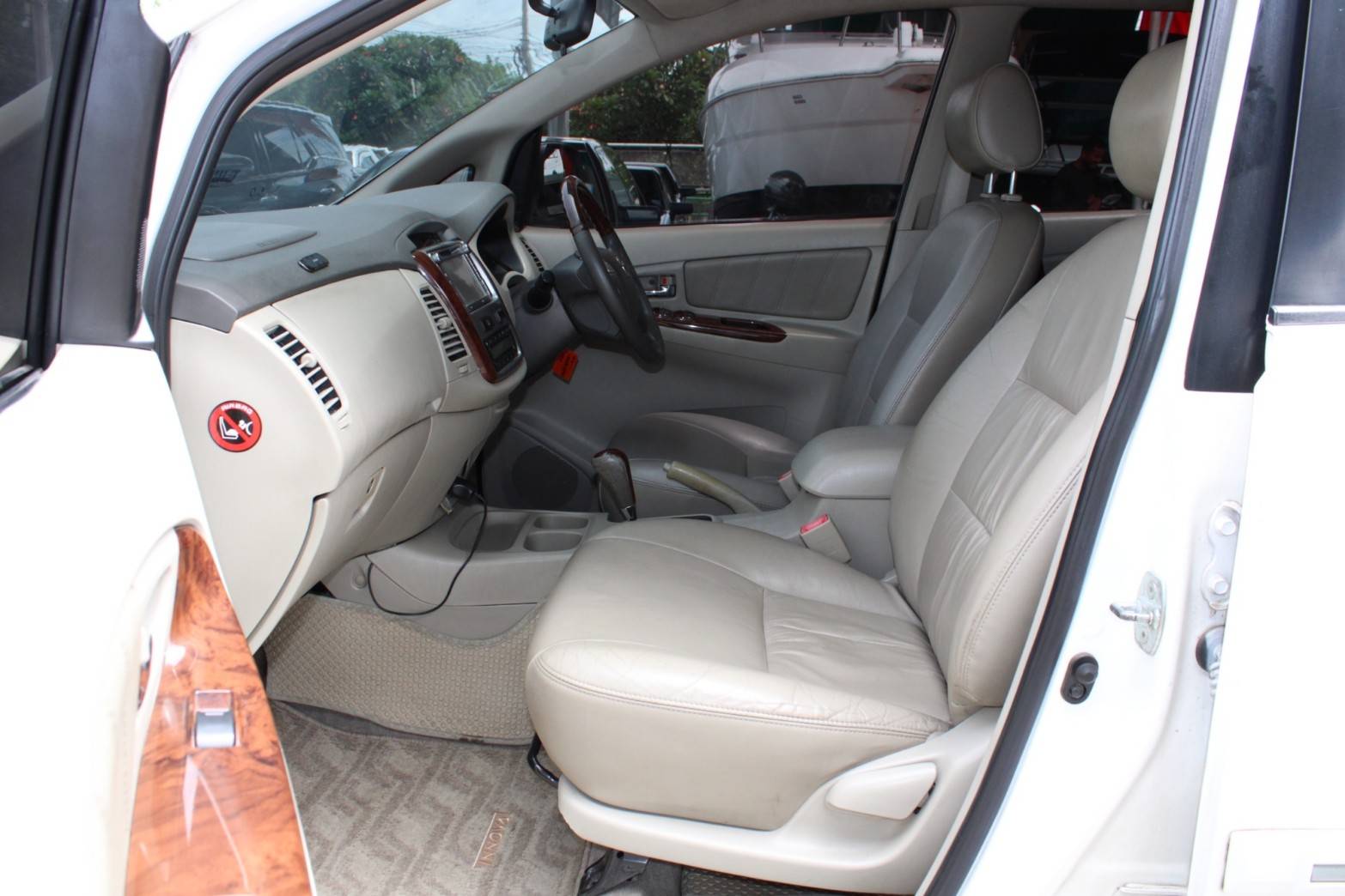 2012 Toyota Innova 2.0 V AT สีขาว เกียร์ออโต้ รถ7ที่นั่ง รุ่นท๊อป จัดได้ท่วม ไม่ติดแก๊ส (รูปที่ 12)