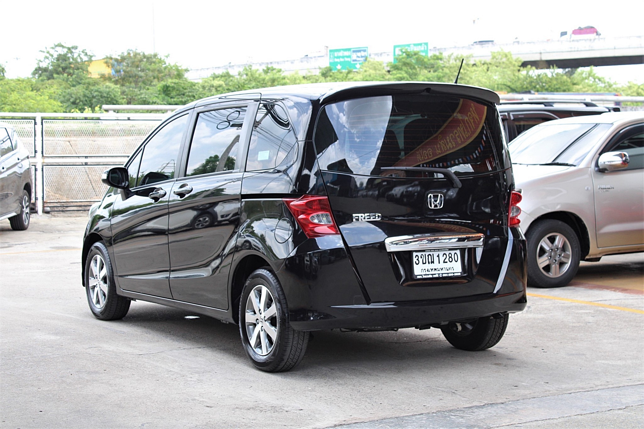 2012 Honda Freed 1.5 EL Wagon AT สีดำ เกียร์ออโต้ คันนี้รถบ้าน ออกห้างมือเดียว รถสวยไม่มีชน มีประวัติเช็คศูนย์ (รูปที่ 12)