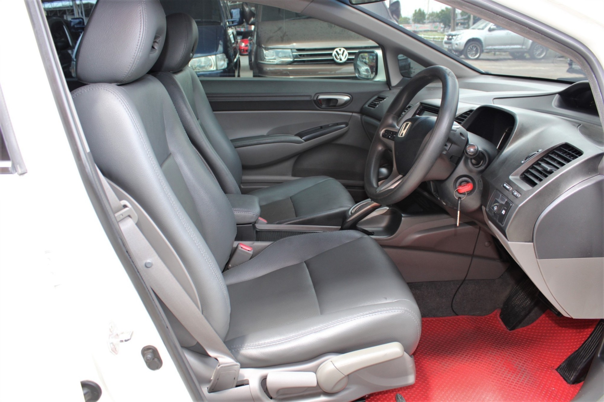 2011 Honda Civic FD 1.8 S ( AS ) i-VTEC AT สีขาว เกียร์ออโต้ ไฟท้าย8เหลี่ยม มาดูคันจริงแล้วมีเสน่ห์ ไม่มีอุบัติเหตุเลยครับ เครื่องดี ช่วงล่างขับดี เบร (รูปที่ 3)