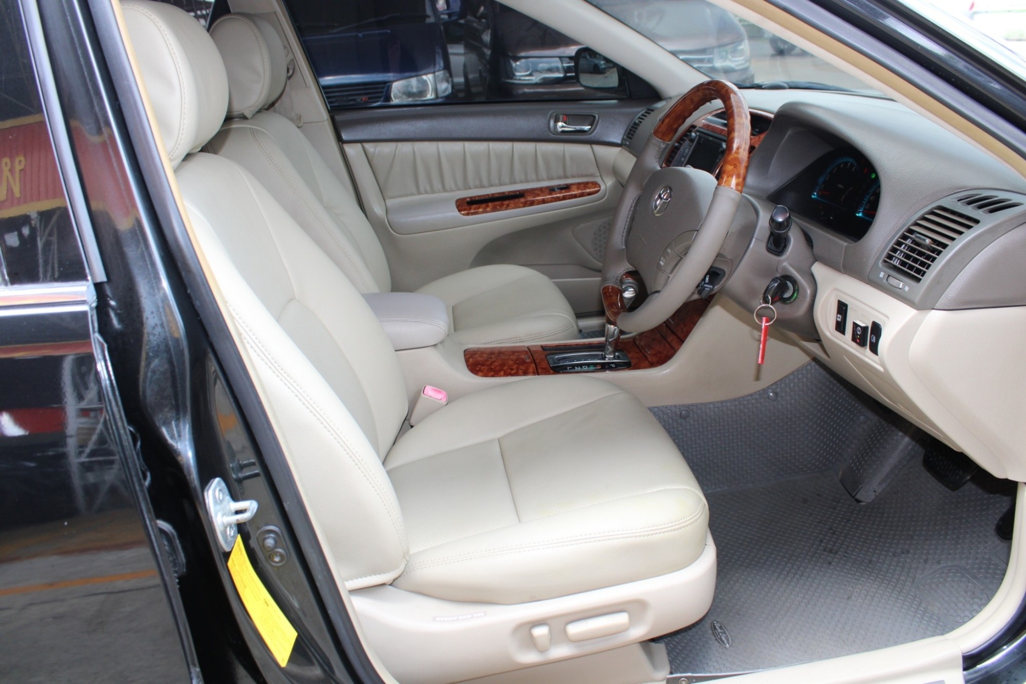 2005 Toyota Camry 2.4 Q AT สีดำ เกียร์อัตโนมัติ รุ่นท๊อปสุด ไม่มีชน ภายในสวยสมบูรณ์ เครื่องช่วงล่างขับดี ไม่แก๊ส ไมล์แท้คันนี้เจ้าของดูแลมาดีมาก เล่มเ (รูปที่ 4)