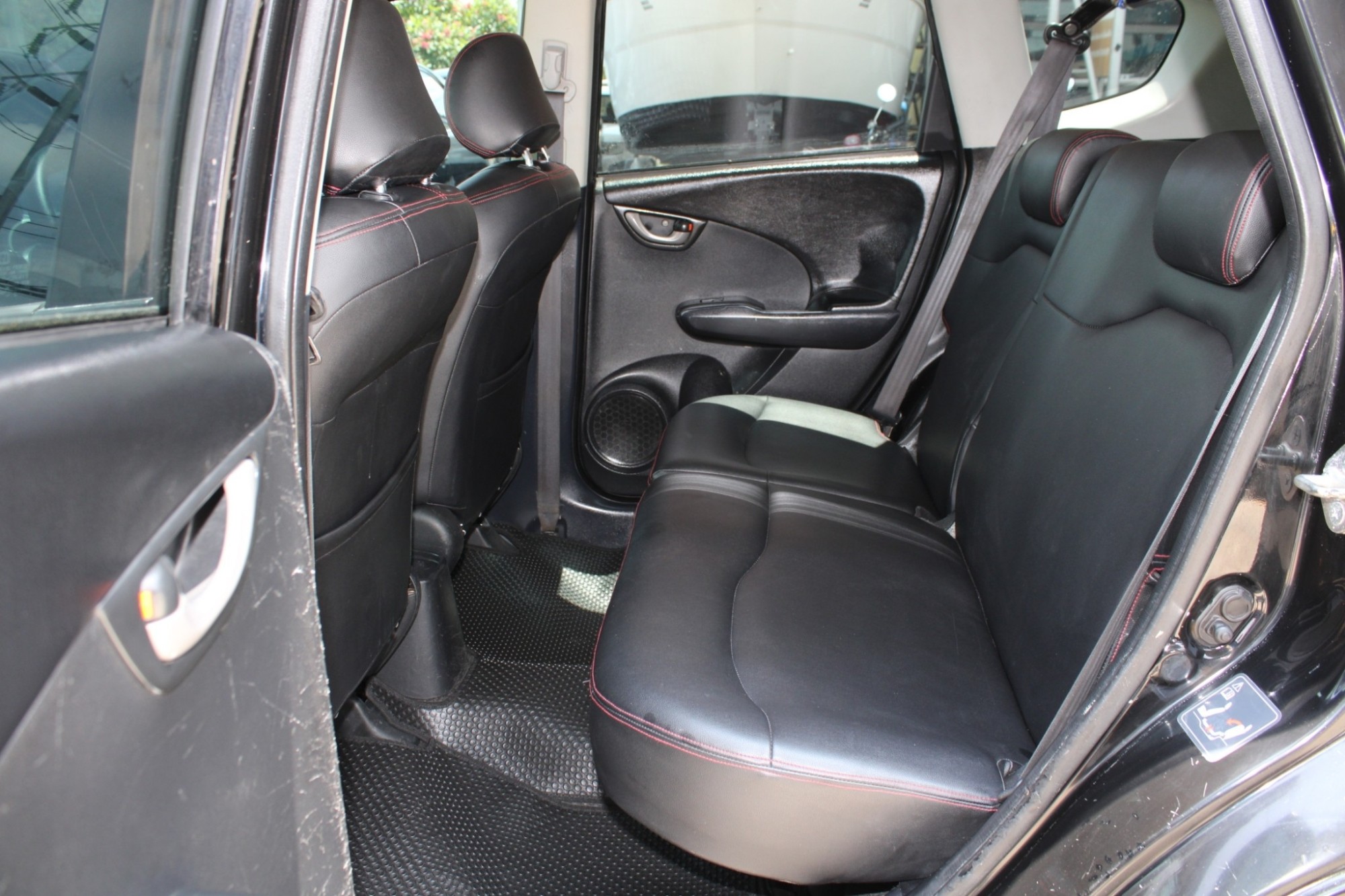 2008 Honda Jazz GE 1.5 V i-VTEC AT CVT สีดำ เกียร์ออโต้ ไม่เคยมีอุบัติเหตุหนัก ไม่เคยแก๊ส จัดได้ท่วม ฟรีดาวน์ได้เลย (รูปที่ 7)