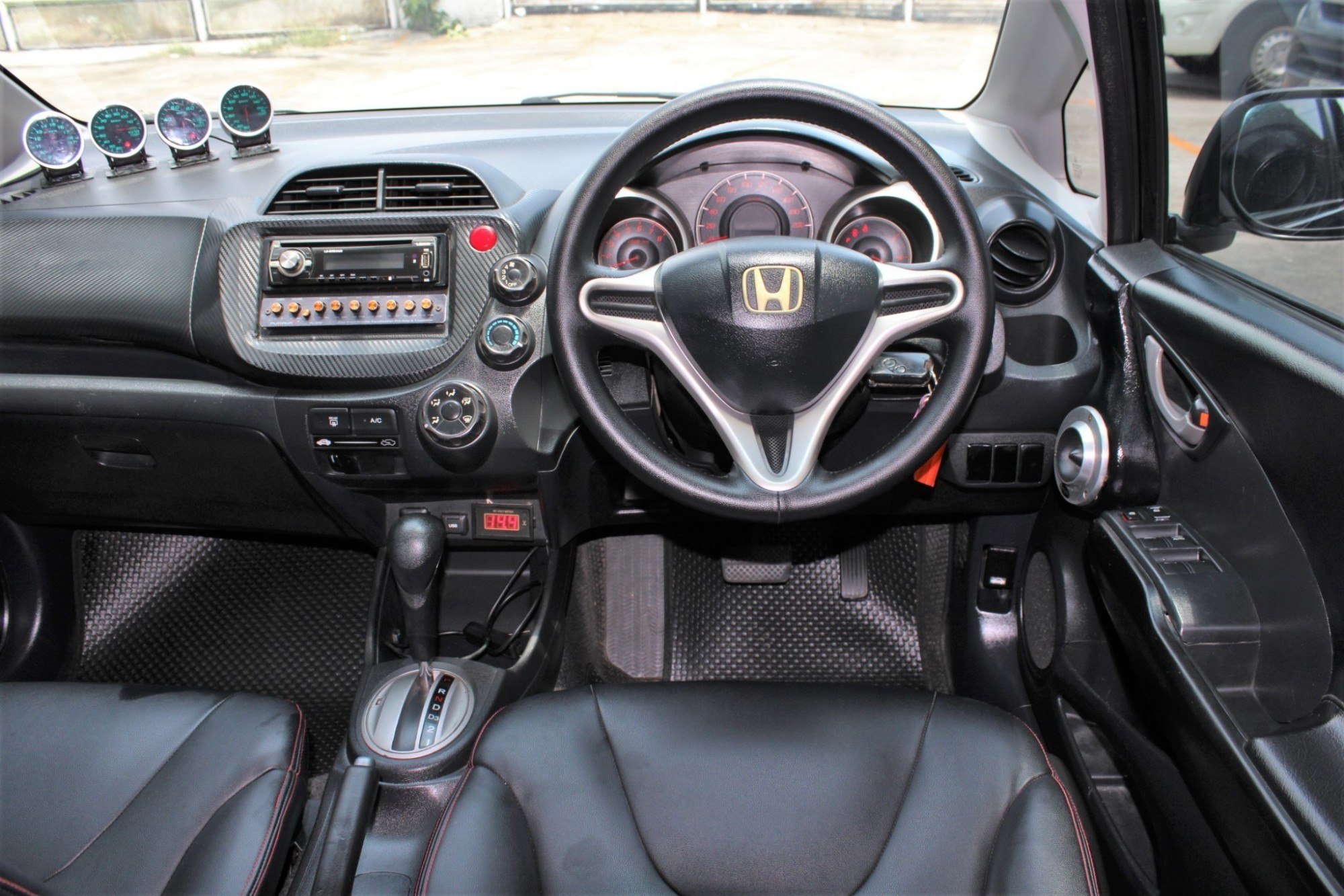 2008 Honda Jazz GE 1.5 V i-VTEC AT CVT สีดำ เกียร์ออโต้ ไม่เคยมีอุบัติเหตุหนัก ไม่เคยแก๊ส จัดได้ท่วม ฟรีดาวน์ได้เลย (รูปที่ 8)