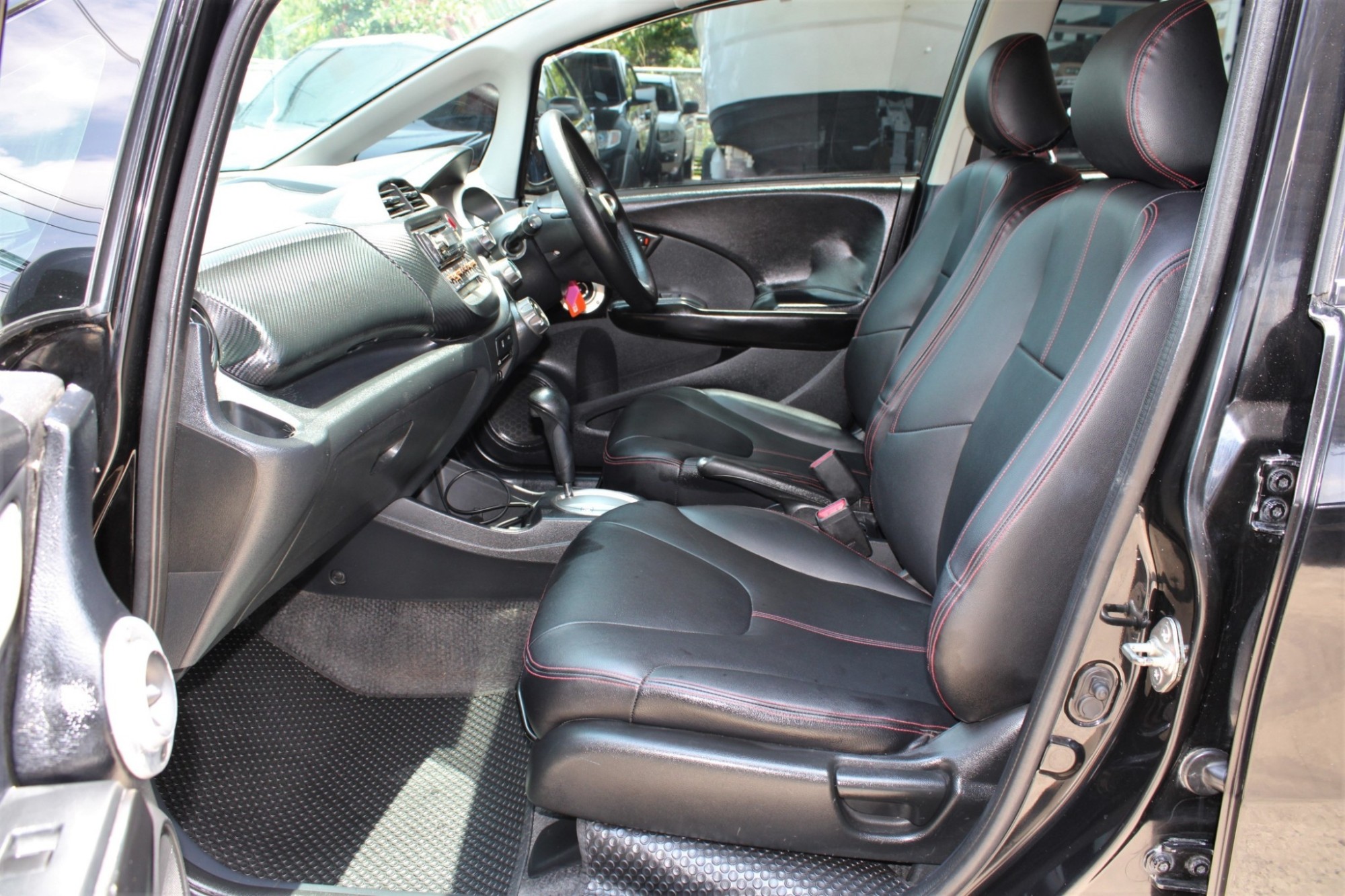 2008 Honda Jazz GE 1.5 V i-VTEC AT CVT สีดำ เกียร์ออโต้ ไม่เคยมีอุบัติเหตุหนัก ไม่เคยแก๊ส จัดได้ท่วม ฟรีดาวน์ได้เลย (รูปที่ 11)