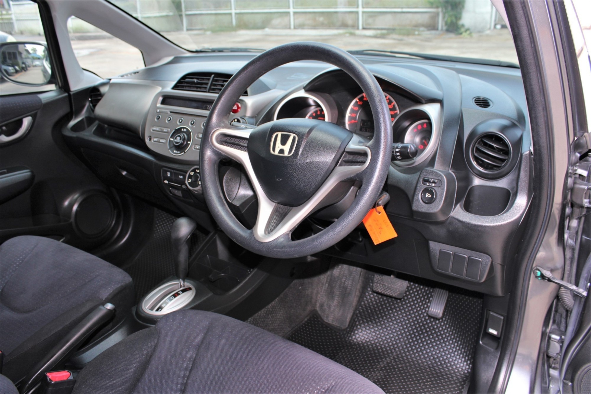 2011 Honda Jazz GE 1.5 V i-VTEC AT สีเทา เกียร์ออโต้ เบาะผ้าเดิม ไม่เคยมีอุบัติเหตุหนัก (รูปที่ 9)