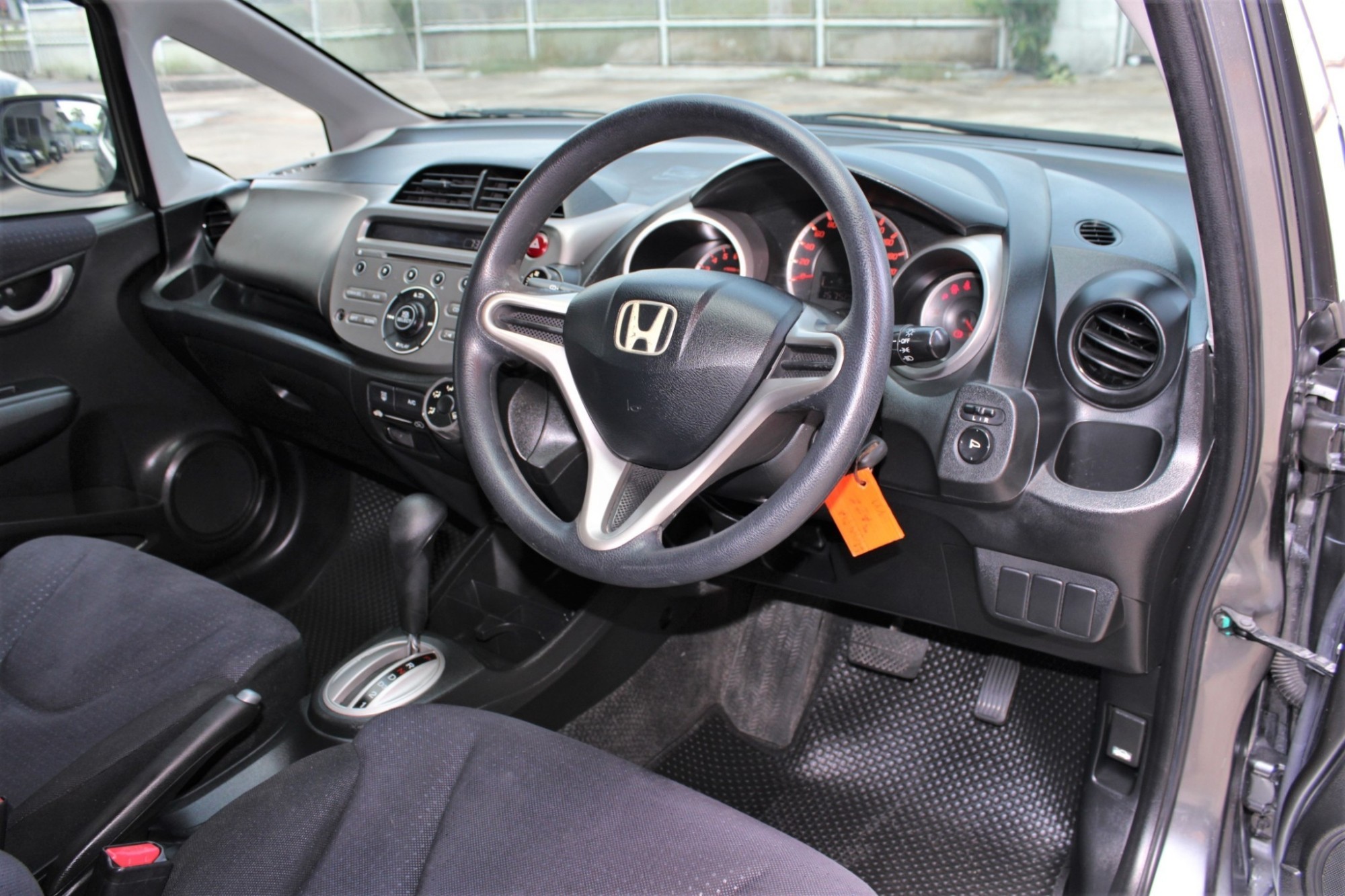 2011 Honda Jazz GE 1.5 V i-VTEC AT สีเทา เกียร์ออโต้ เบาะผ้าเดิม ไม่เคยมีอุบัติเหตุหนัก