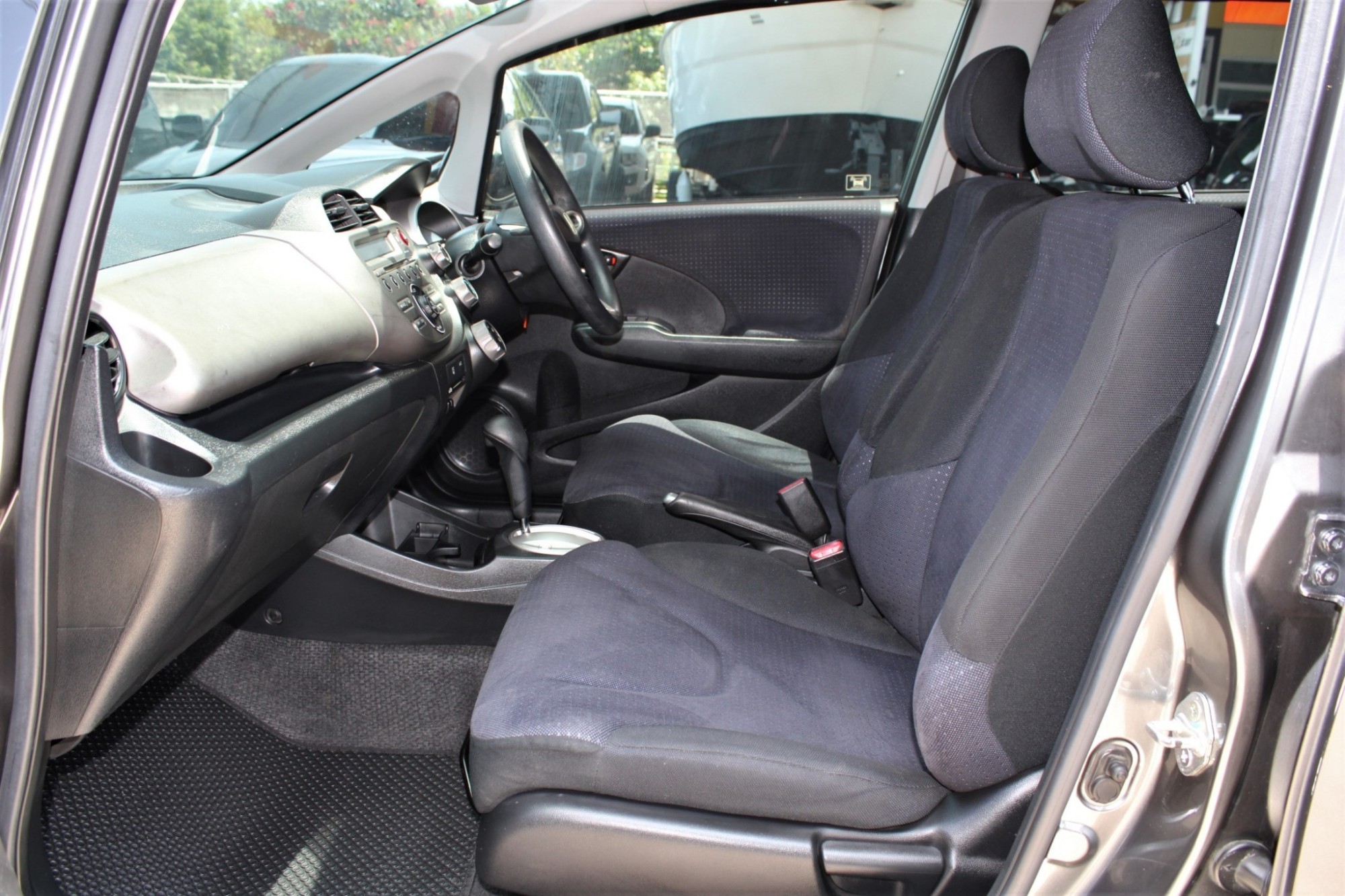 2011 Honda Jazz GE 1.5 V i-VTEC AT สีเทา เกียร์ออโต้ เบาะผ้าเดิม ไม่เคยมีอุบัติเหตุหนัก (รูปที่ 12)