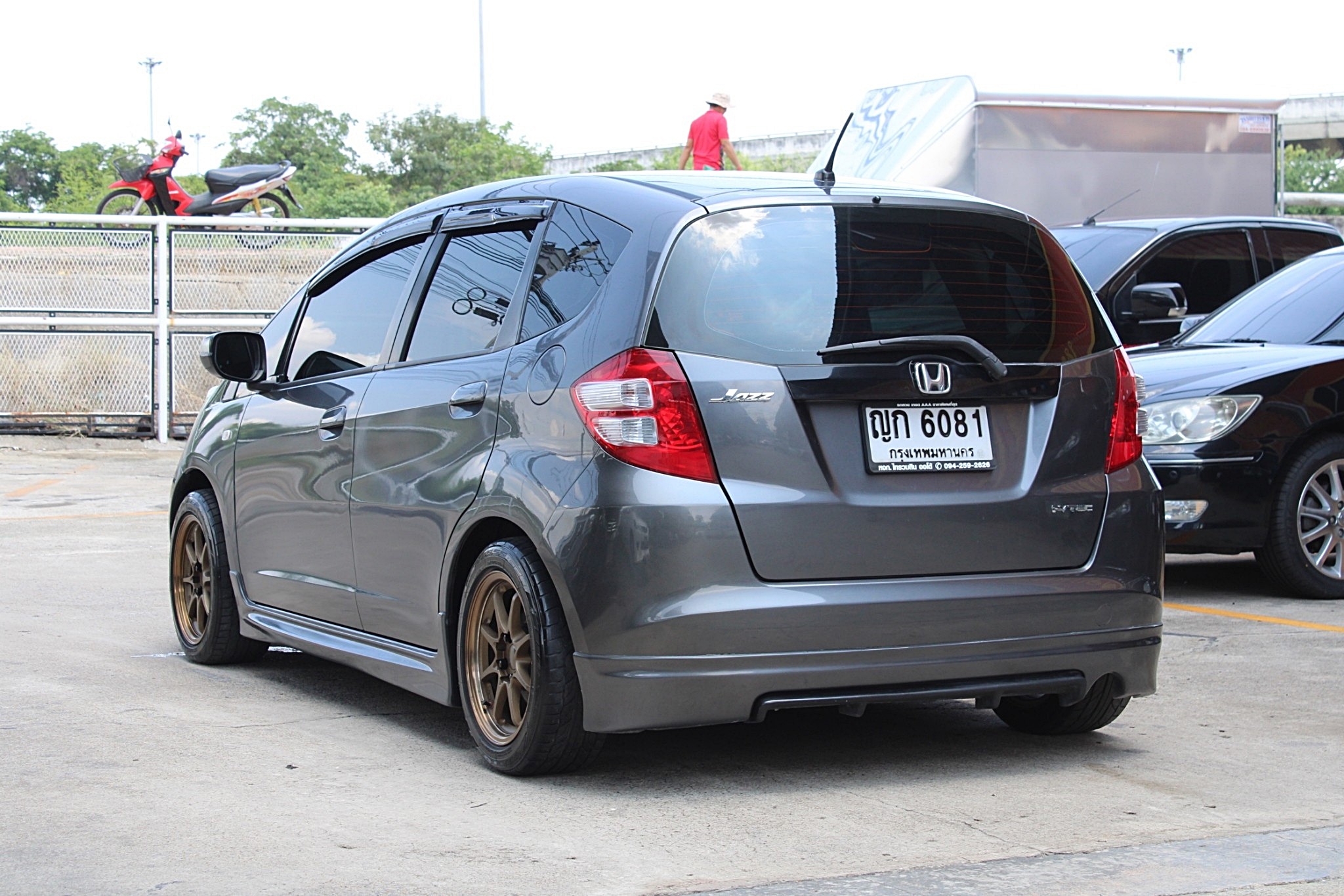 2011 Honda Jazz GE 1.5 V i-VTEC AT สีเทา เกียร์ออโต้ เบาะผ้าเดิม ไม่เคยมีอุบัติเหตุหนัก (รูปที่ 4)