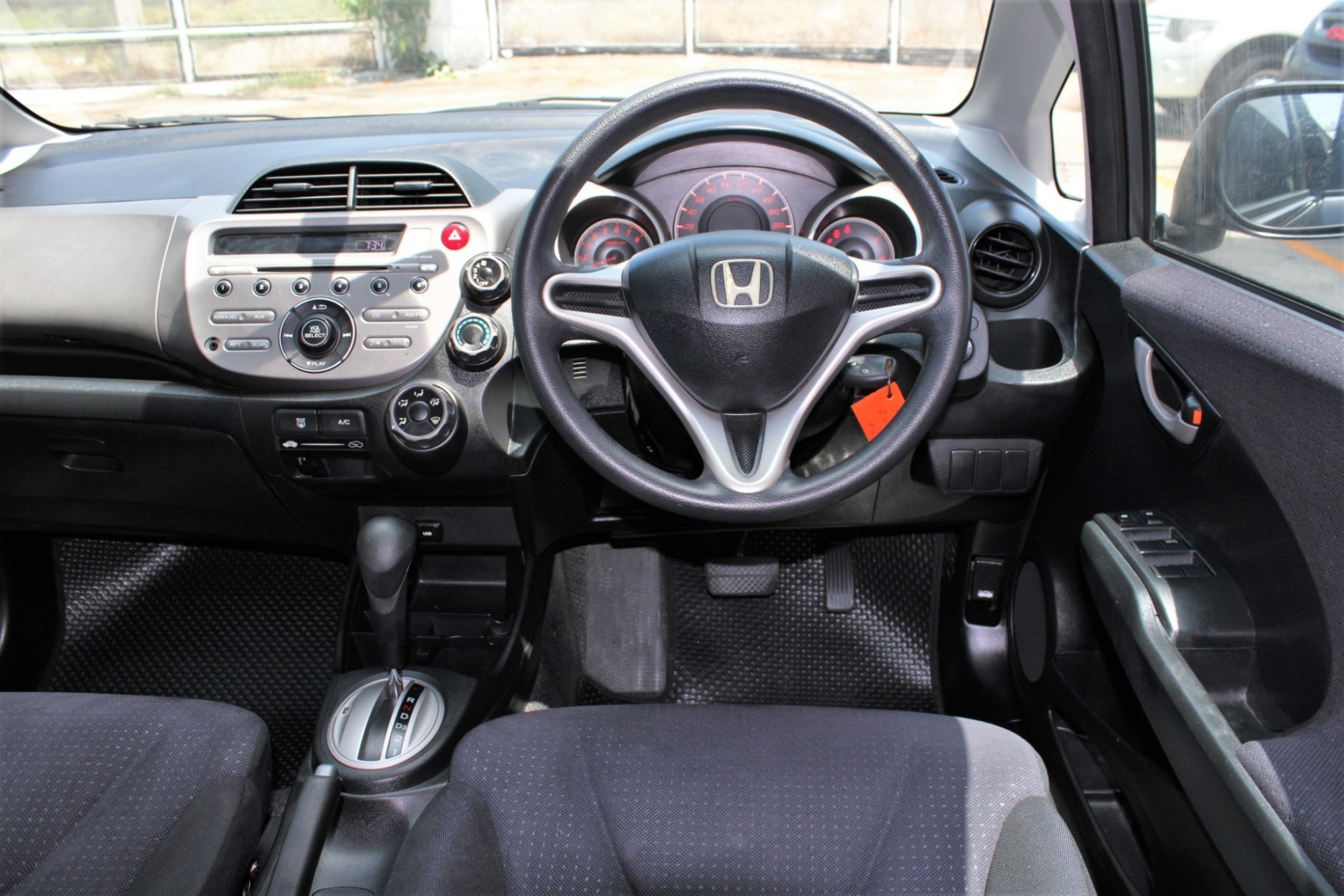 2011 Honda Jazz GE 1.5 V i-VTEC AT สีเทา เกียร์ออโต้ เบาะผ้าเดิม ไม่เคยมีอุบัติเหตุหนัก