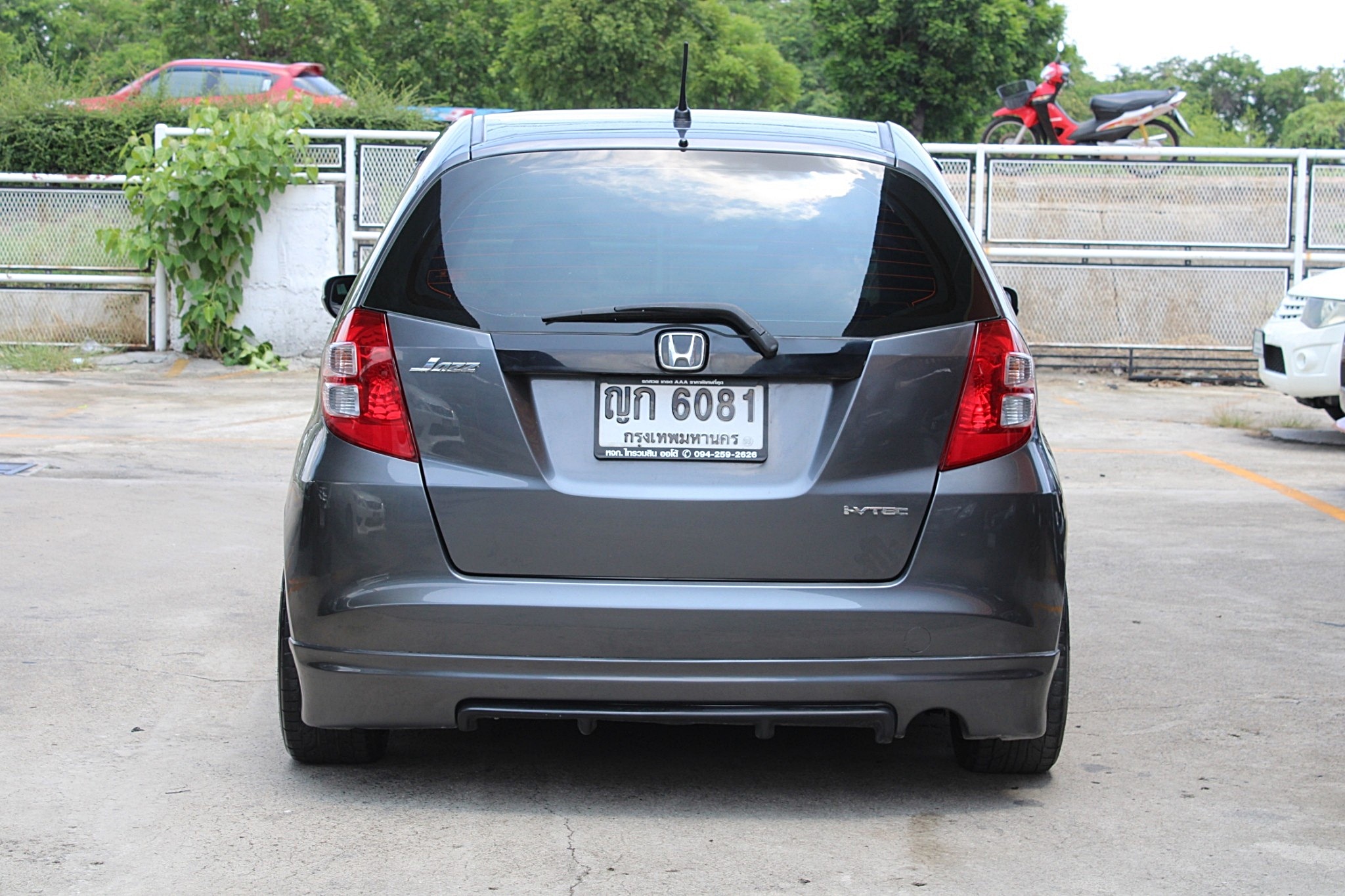 2011 Honda Jazz GE 1.5 V i-VTEC AT สีเทา เกียร์ออโต้ เบาะผ้าเดิม ไม่เคยมีอุบัติเหตุหนัก (รูปที่ 3)