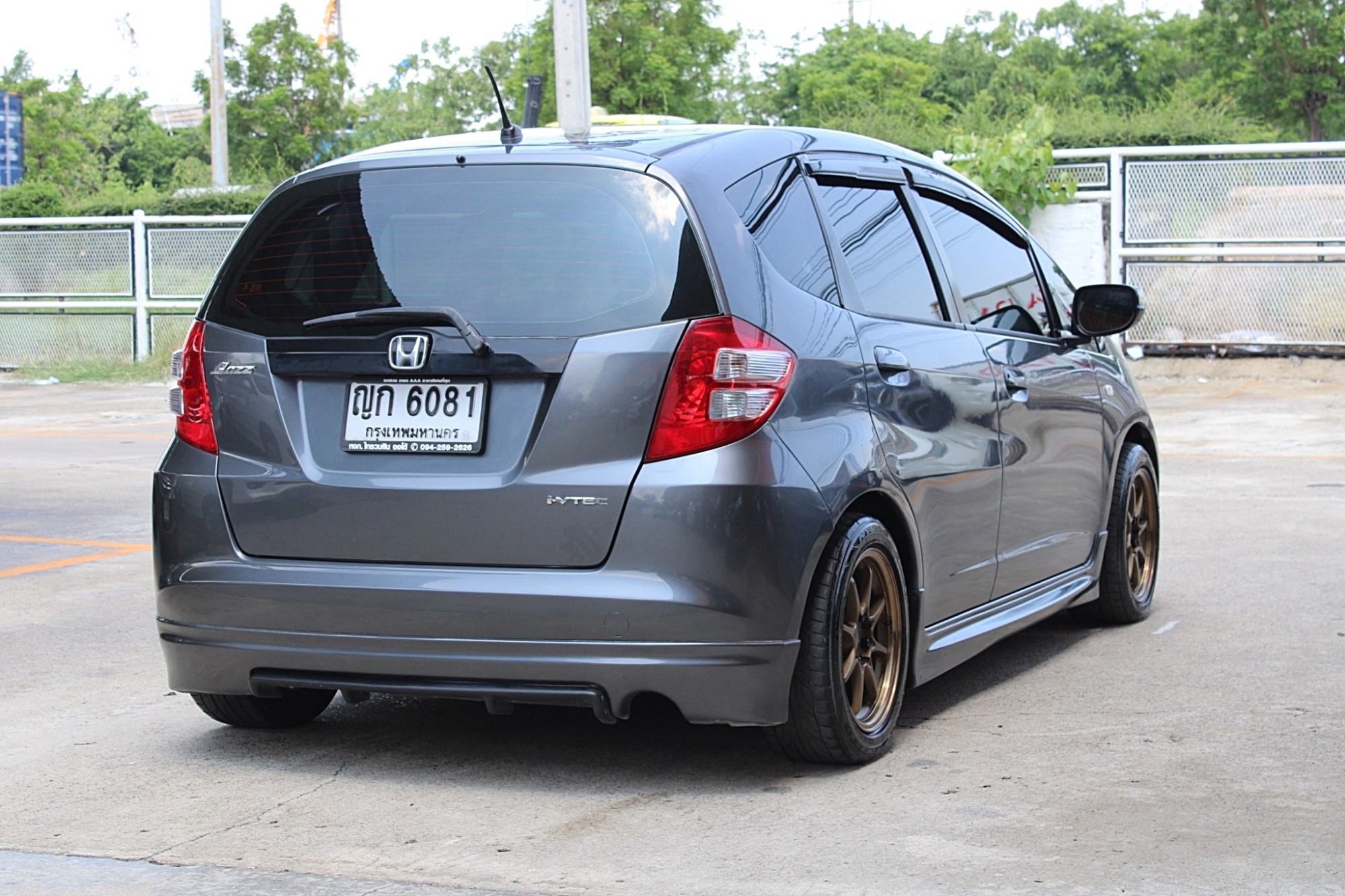 2011 Honda Jazz GE 1.5 V i-VTEC AT สีเทา เกียร์ออโต้ เบาะผ้าเดิม ไม่เคยมีอุบัติเหตุหนัก (รูปที่ 6)