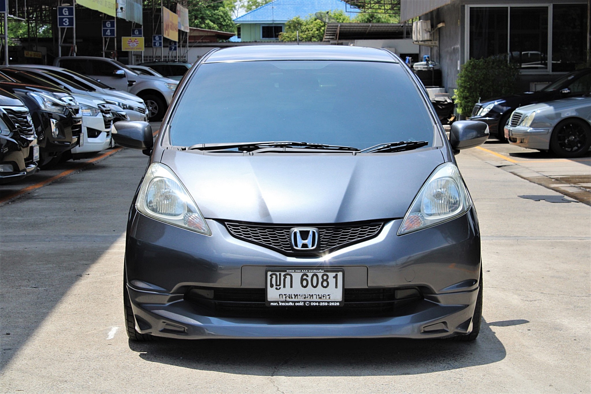 2011 Honda Jazz GE 1.5 V i-VTEC AT สีเทา เกียร์ออโต้ เบาะผ้าเดิม ไม่เคยมีอุบัติเหตุหนัก