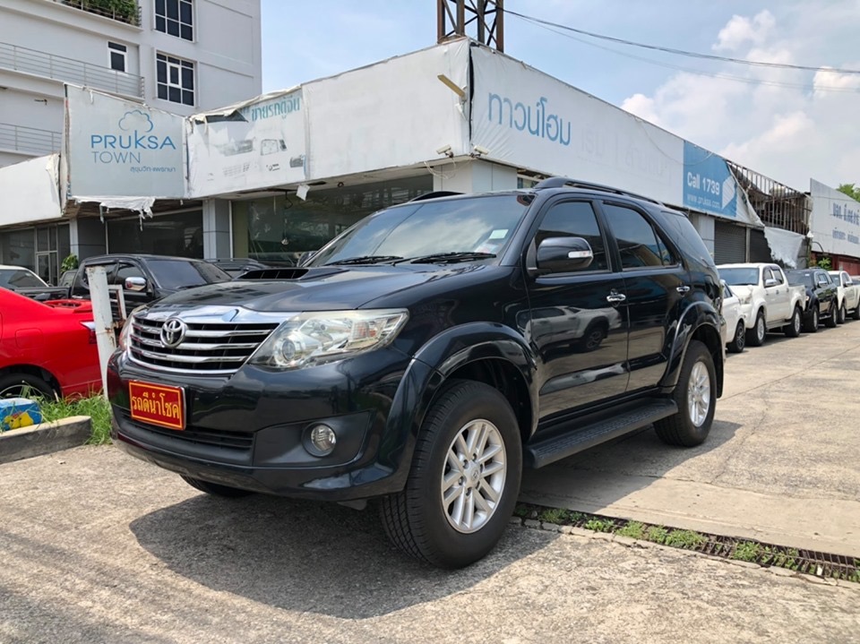 Toyota Fortuner GEN 1 ไมเนอร์เชนจ์ 2 ปี 2012 สีดำ