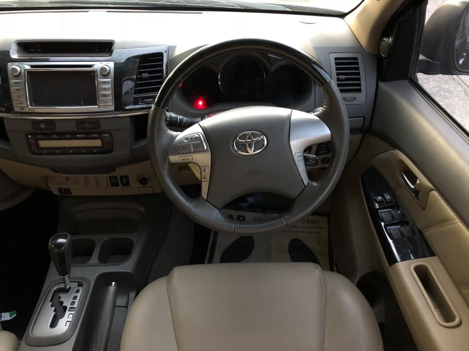 Toyota Fortuner GEN 1 ไมเนอร์เชนจ์ 2 ปี 2012 สีดำ (รูปที่ 13)