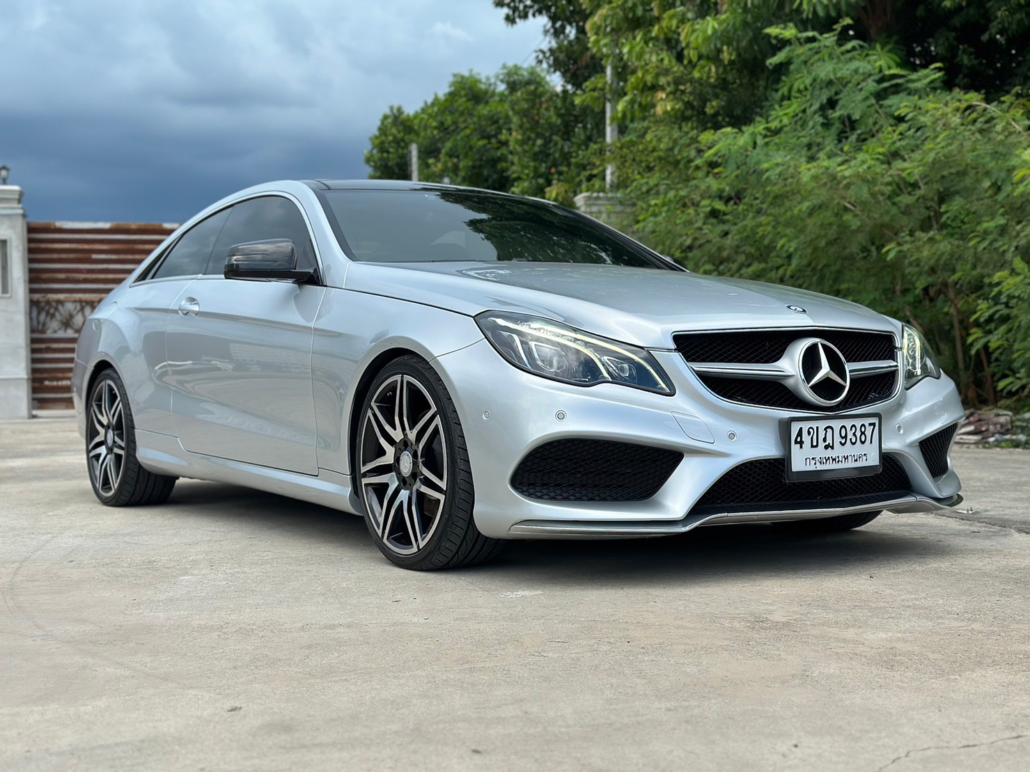 2013 Mercedes-Benz E-Class W212 E200 สีเงิน (รูปที่ 12)