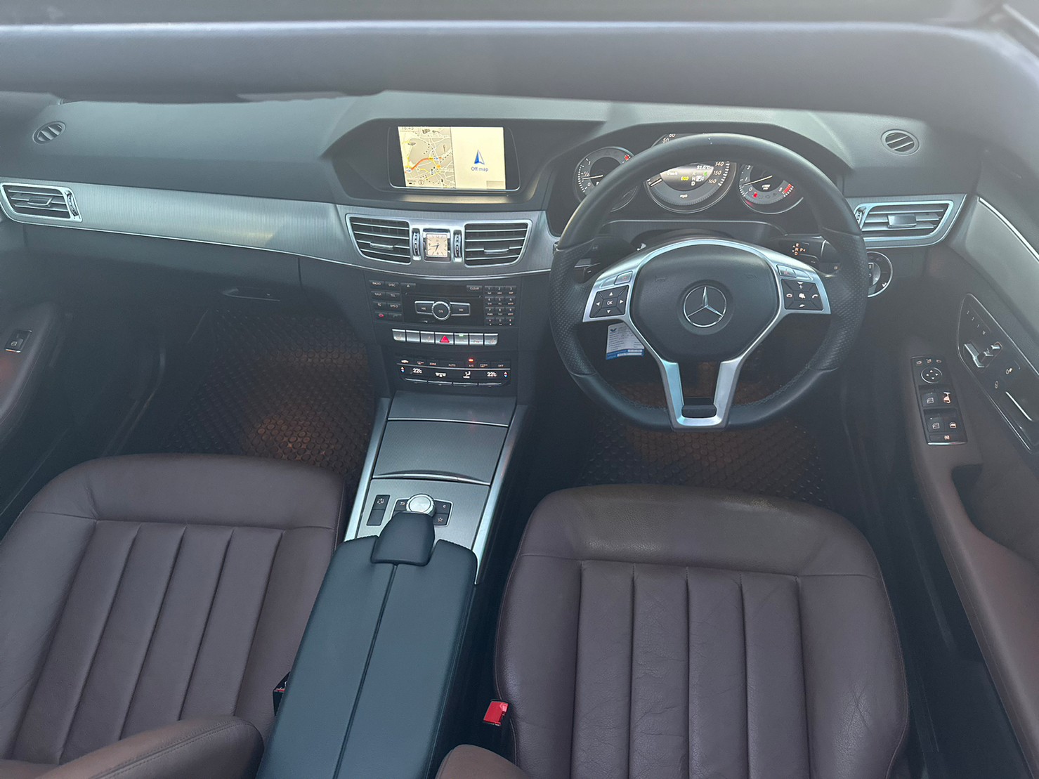 2014 Mercedes-Benz E-Class W212 E200 สีเงิน (รูปที่ 9)
