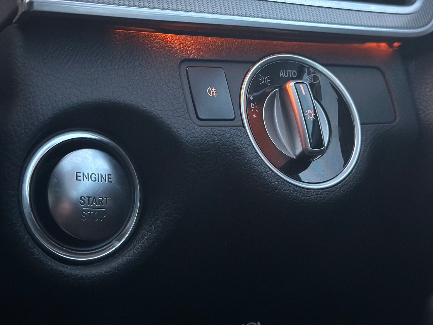 2014 Mercedes-Benz E-Class W212 E200 สีเงิน (รูปที่ 2)