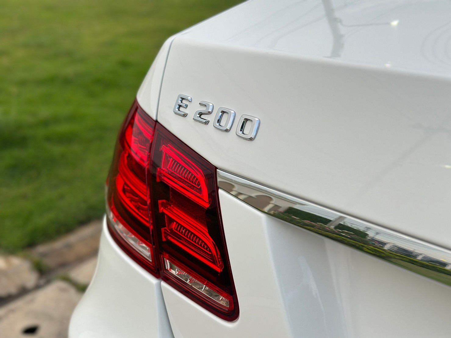 2014 Mercedes-Benz E-Class W212 E200 สีเงิน (รูปที่ 11)