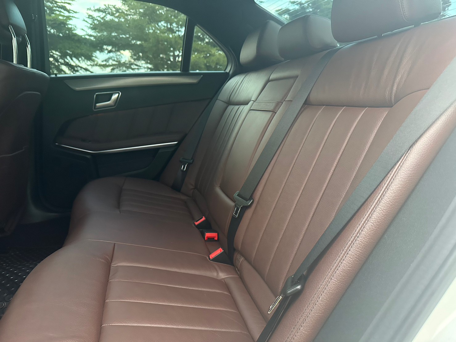 2014 Mercedes-Benz E-Class W212 E200 สีเงิน (รูปที่ 6)