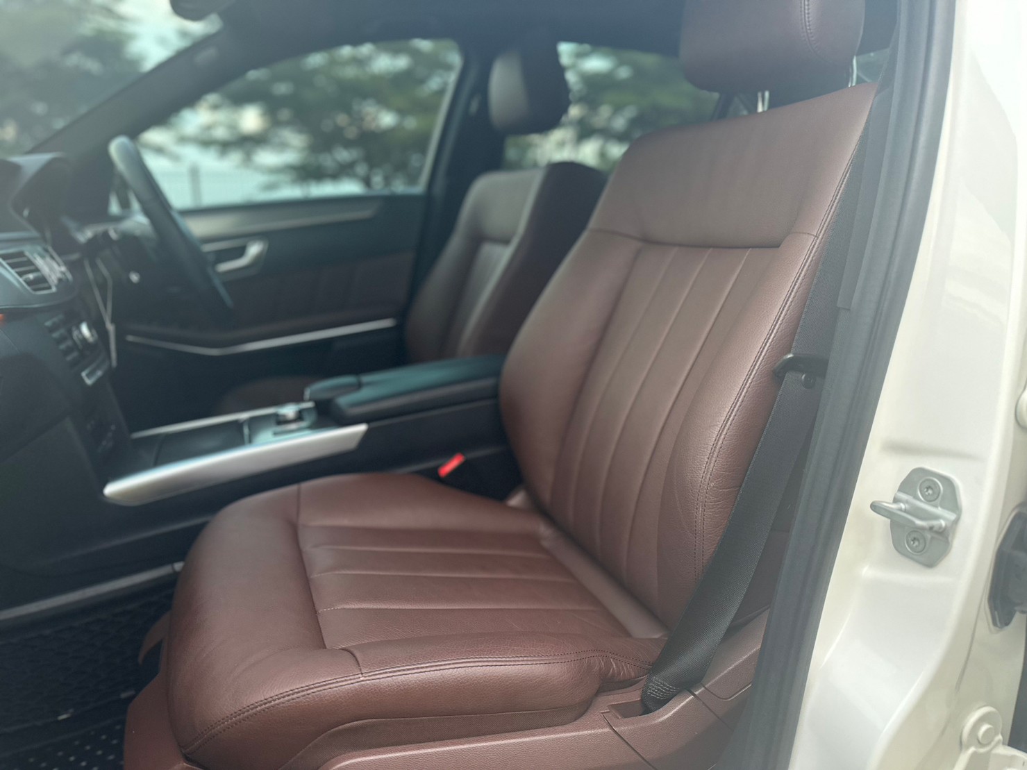 2014 Mercedes-Benz E-Class W212 E200 สีเงิน (รูปที่ 7)