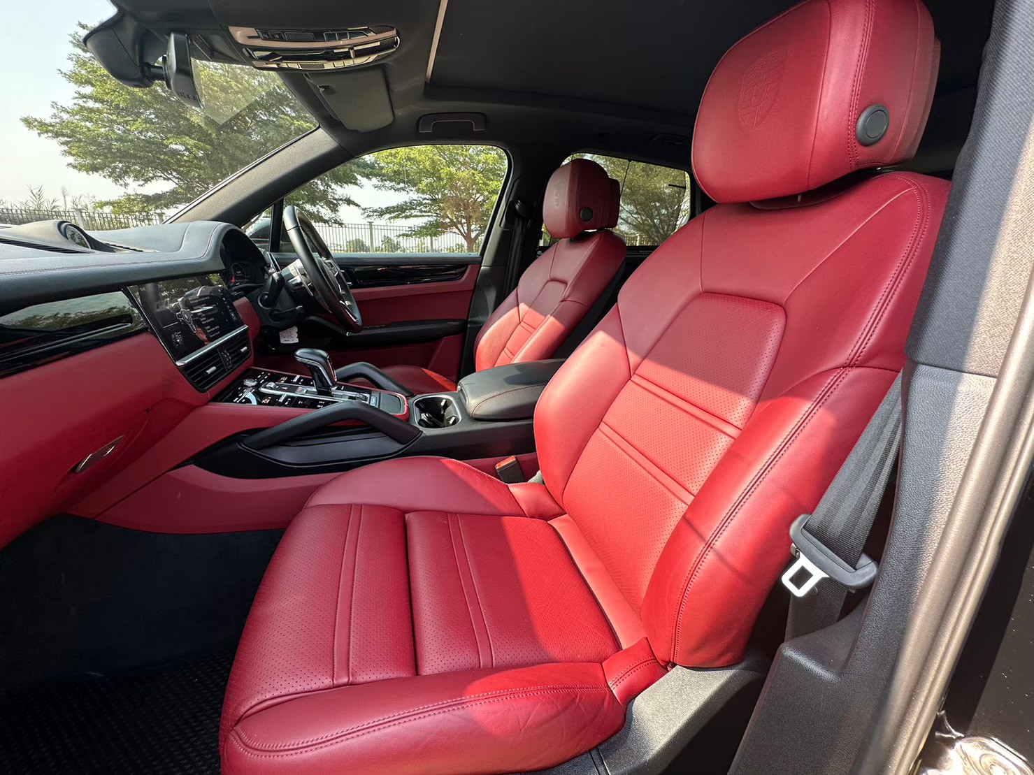 2020 Porsche Cayenne E-Hybrid สีดำ (รูปที่ 9)