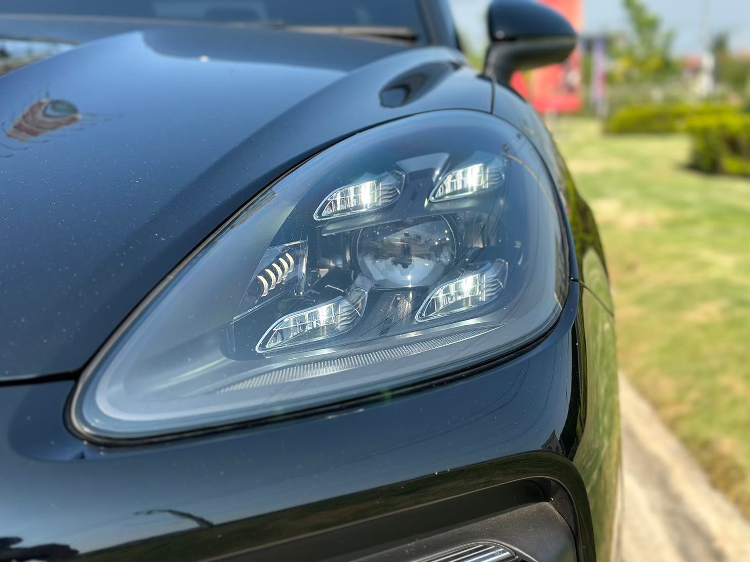 2020 Porsche Cayenne E-Hybrid สีดำ (รูปที่ 11)