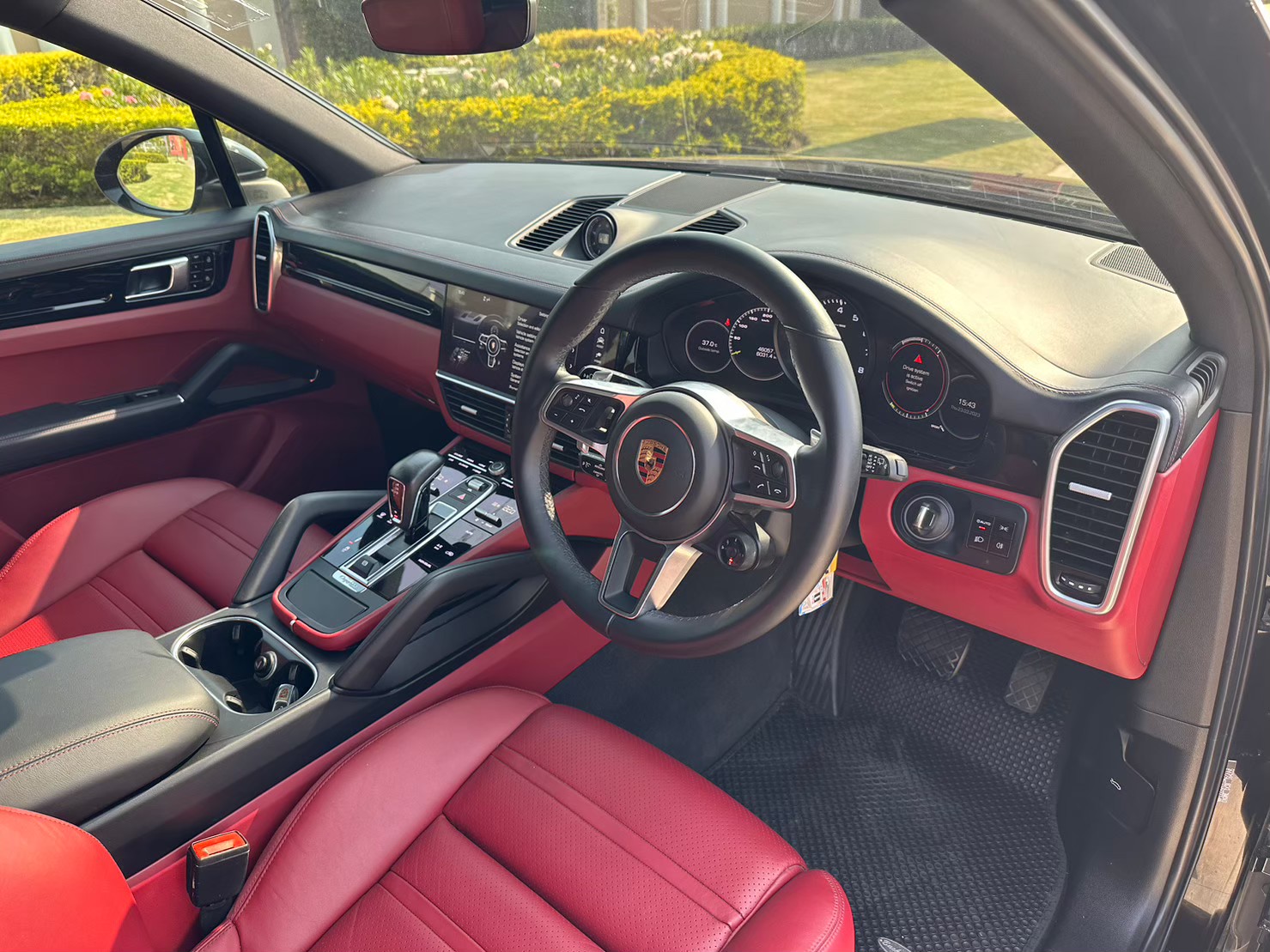 2020 Porsche Cayenne E-Hybrid สีดำ (รูปที่ 10)
