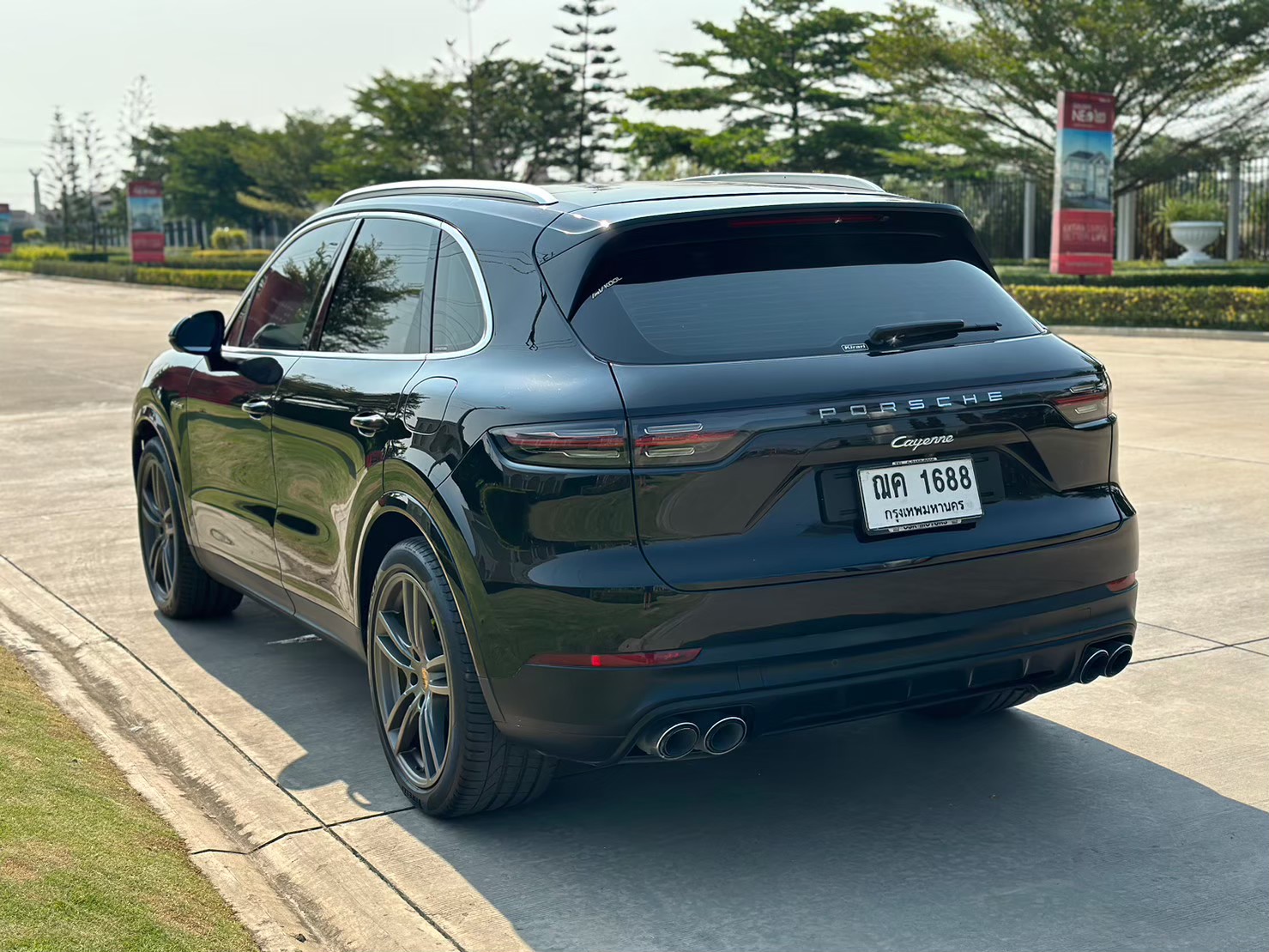 2020 Porsche Cayenne E-Hybrid สีดำ (รูปที่ 12)